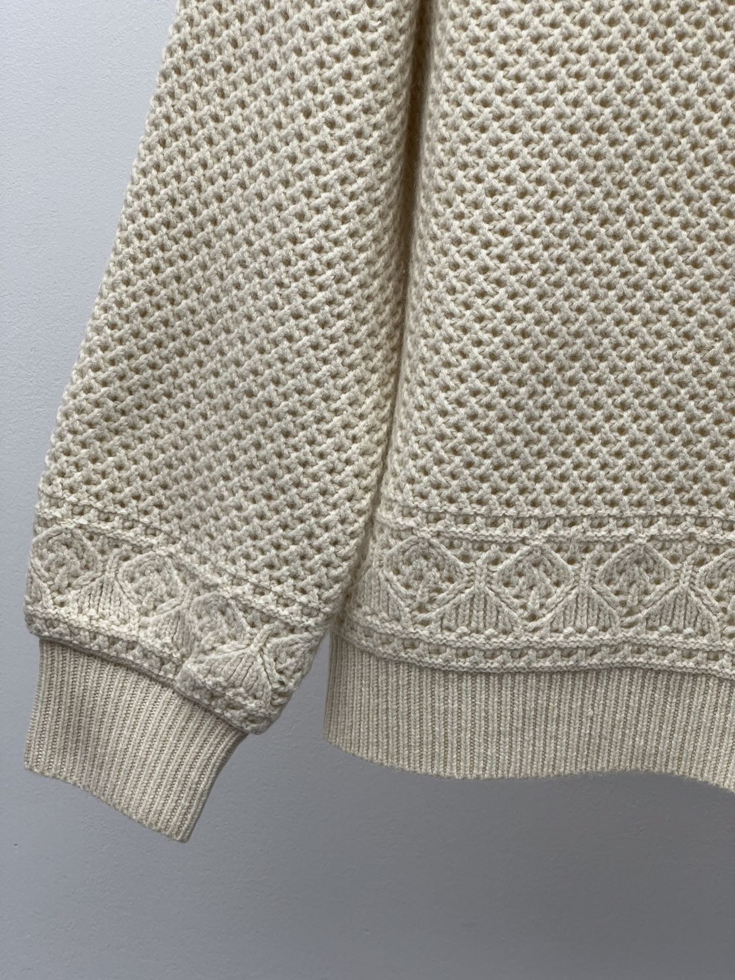Loropian*这款圆领针织选用羊绒混纺真丝面料织就别致柔软的泡泡袖设计突出衣服的厚实质地精湛的提花工