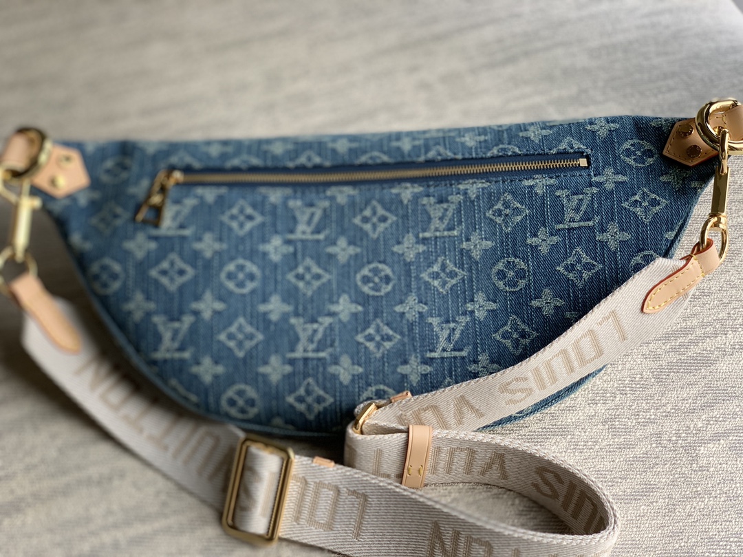 Louis Vuitton Upgraded 24 hot-selling LV High Rise waist bag. Officially on sale in M46837 blue denim. The High Rise waist bag is made of Monogra