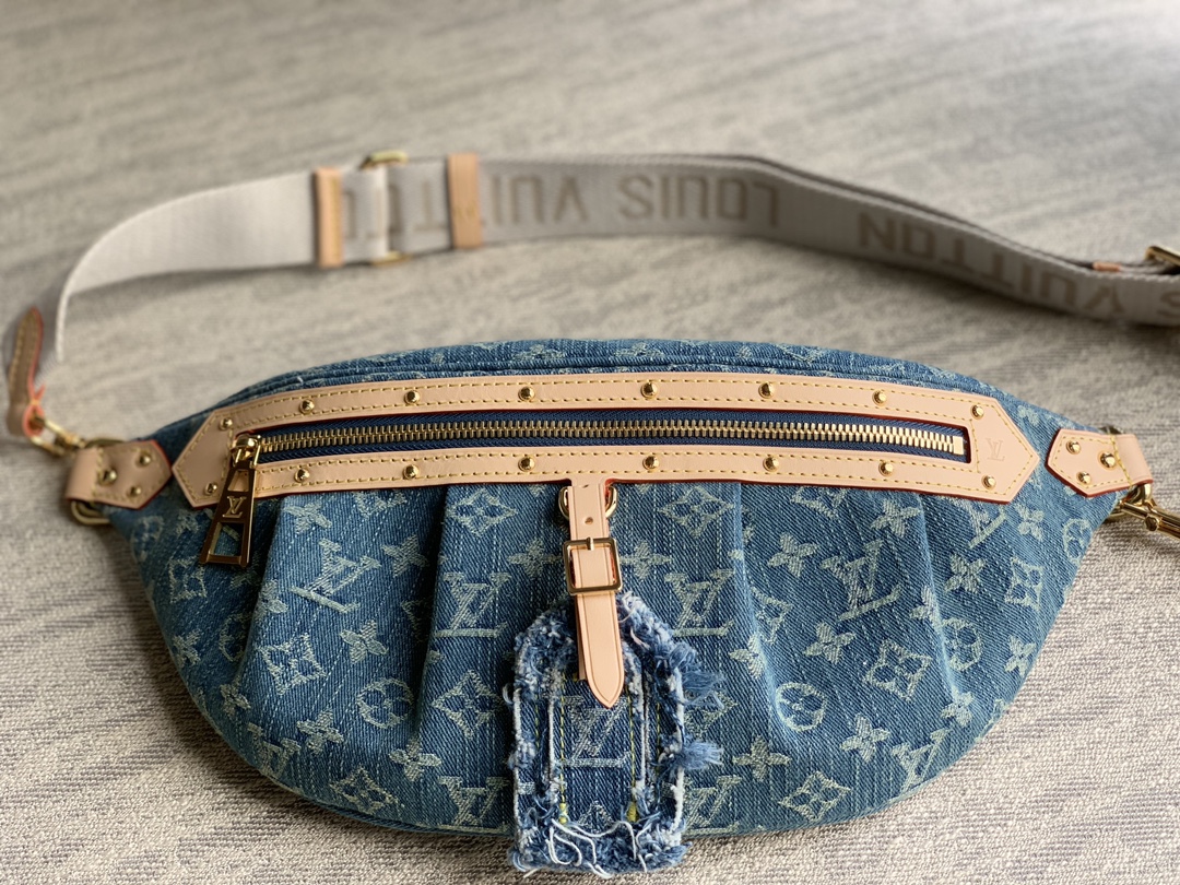 Louis Vuitton Upgraded 24 hot-selling LV High Rise waist bag. Officially on sale in M46837 blue denim. The High Rise waist bag is made of Monogra