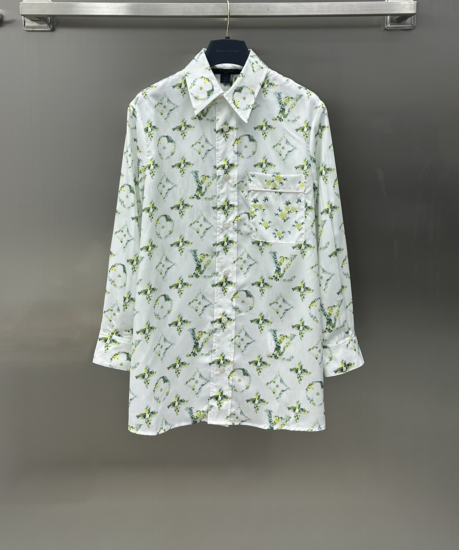 NO:696687,Louis Vuitto* new arrivals early spring presbyopic shirts. Customized YB imported cotton material. Crisp and stylish texture. It uses the no-iron process and is not easy to wrinkle. Decorated with floral elements and coin presbyopia patterns. It presents a retro flavor. Development of surface accessories. Loose shirt tailoring. Autumn and winter layering. More fashionable and western style. The brand is full of tonality. The trend never goes out of style. A single product that can be controlled by both men and women. 24 early spring series. Upper body in advance. High version 2 colors, Louis Vuitton,19860909Louis Vuitto* 新品上架早春老花衬衣 定制YB进口全棉材质 质感挺括有型 沿用免烫工艺不易起皱 花卉元素钱币老花图案装饰 呈现复古风味 面辅料开发 宽松衬衣剪裁 秋冬叠穿 更为时髦洋气 品牌调性十足 潮流永不过时 男女均可驾驭的单品 24早春系列 提前上身 高版本2色,,louis vuitton,,Women's clothing