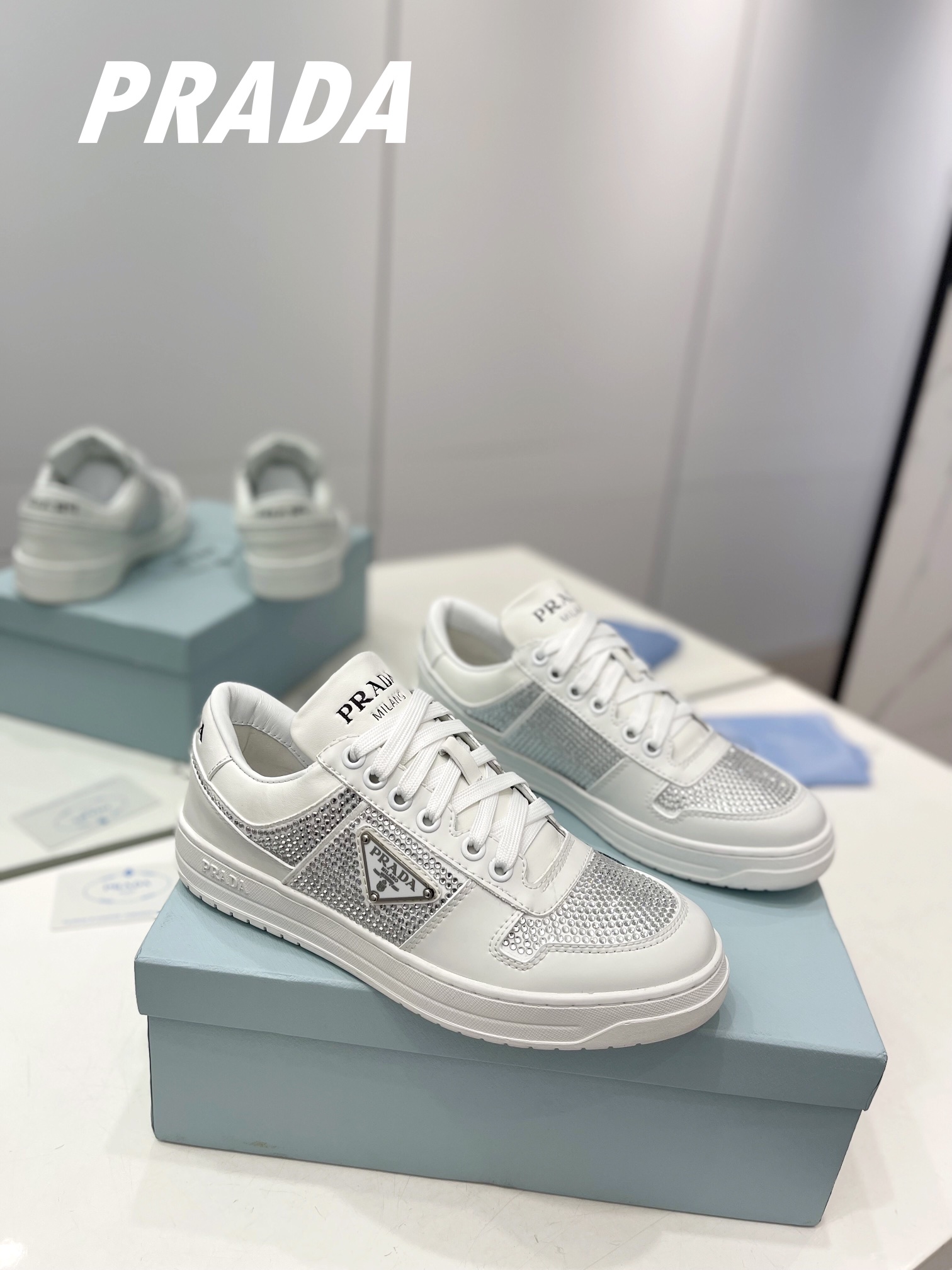 NO:166823,Men's and women's model (top version PRADA) diamond face goddess, loves to shine, the same style as celebrities, looks good and durable, and has always been best-selling. This year's upgraded version is mature and beautiful in all aspects of workmanship!  The original version is 1:1 copied, the iconic triangle buckle can be used on important occasions. It has a bit of a noble feeling. It is perfect for the feet and does not lose its beauty!  The toe is designed with a square semicircular curve and looks more generous and decent, with a very comfortable foot feeling, and is particularly soft Prada. Imported fabric with diamond calfskin, imported cowhide with inner imported cowhide. Size 35-46 (customized for 45.46), casual shoes/sports shoes, prada, prada, sneakers, cowhide19860909男女款（顶级版本PRADA）钻面女神的,最爱闪闪亮,明星同款好看又耐穿,一直畅销 今年升级版做工各方面都成熟漂亮！ 原版1:1复制,标志性的三角标扣,能在要重场合上得用了上,风带点气贵的感觉,上脚非常完美,同时也不失美感！鞋头设计为方形半圆弧度更显得大方得体,脚感特别舒服,特别的柔软普拉达 面料进口带钻小牛皮, 内里进口牛皮 掂脚牛皮 码数35-46（45.46订制）,休闲鞋/运动鞋,prada,prada,sneakers,cowhide,Women's Shoes