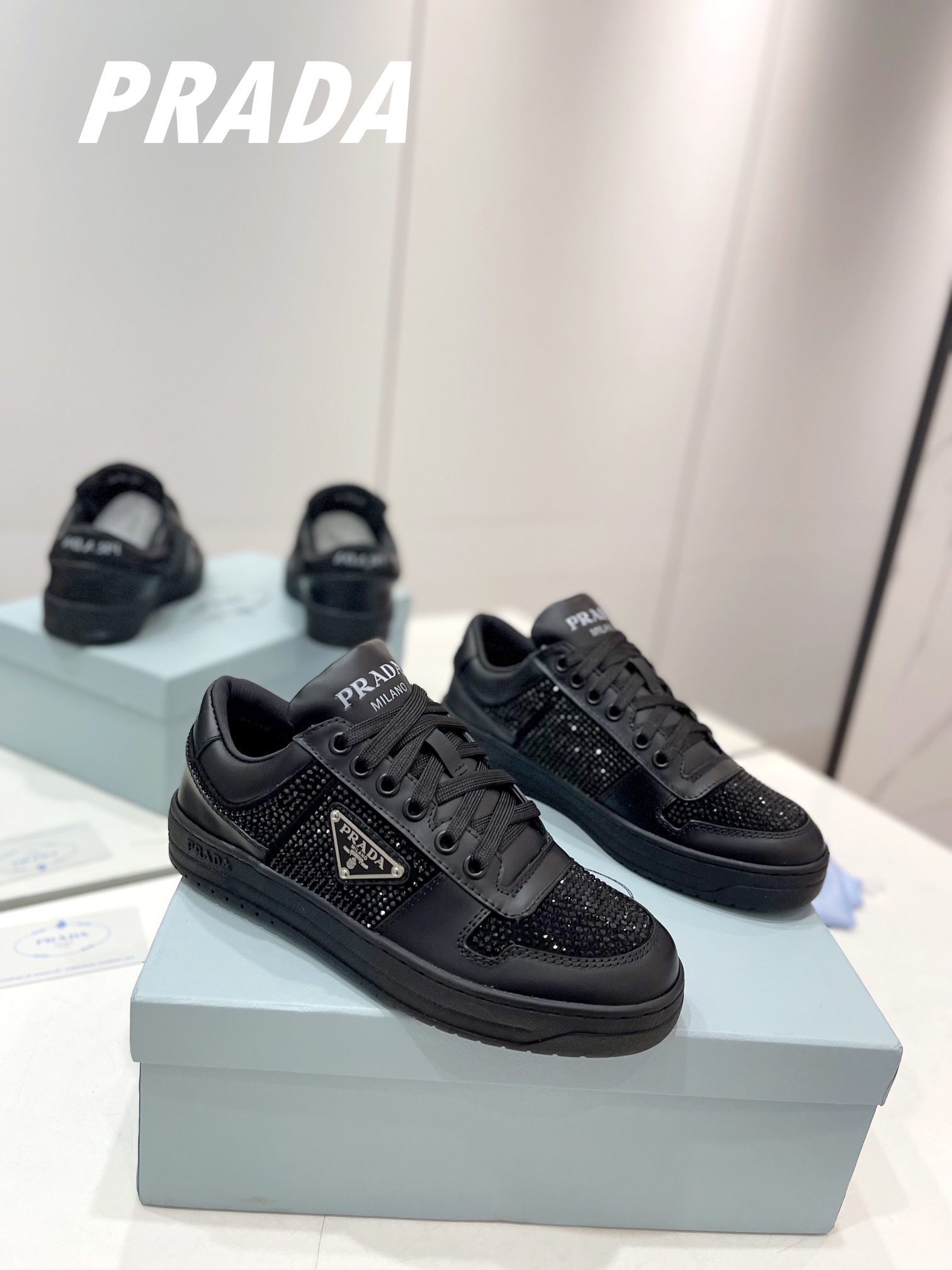 NO:166826,Men's and women's model (top version PRADA) diamond face goddess, loves to shine, the same style as celebrities, looks good and durable, and has always been best-selling. This year's upgraded version is mature and beautiful in all aspects of workmanship!  The original version is 1:1 copied, the iconic triangle buckle can be used on important occasions. It has a bit of a noble feeling. It is perfect for the feet and does not lose its beauty!  The toe is designed with a square semicircular curve and looks more generous and decent, with a very comfortable foot feeling, and is particularly soft Prada imported fabric with diamond calfskin, imported cowhide with foot cowhide size 35-46 (customized by 45/46), casual shoes/sports shoes, prada, prada, sneakers, cowhide19860909男女款（顶级版本PRADA）钻面女神的,最爱闪闪亮,明星同款好看又耐穿,一直畅销 今年升级版做工各方面都成熟漂亮！ 原版1:1复制,标志性的三角标扣,能在要重场合上得用了上,风带点气贵的感觉,上脚非常完美,同时也不失美感！鞋头设计为方形半圆弧度更显得大方得体,脚感特别舒服,特别的柔软普拉达 面料进口带钻小牛皮, 内里进口牛皮 掂脚牛皮 码数35-46（45/46订制）,休闲鞋/运动鞋,prada,prada,sneakers,cowhide,Women's Shoes