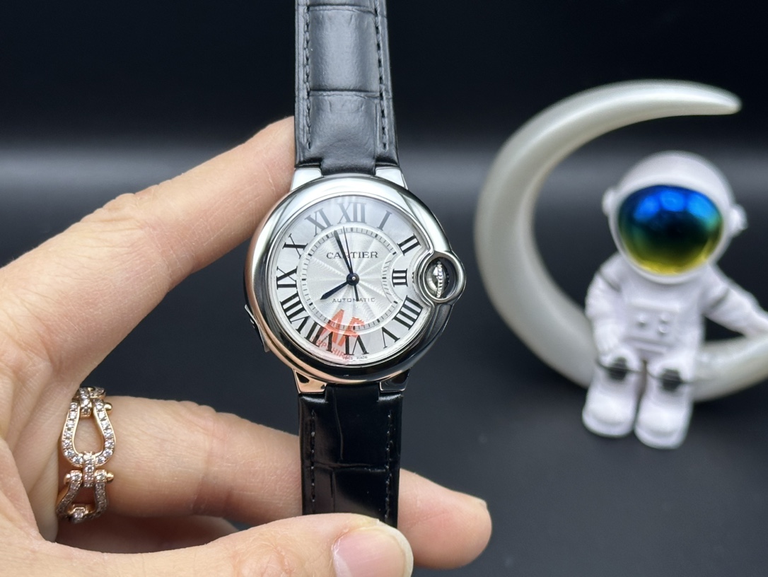NO:144061,AF transformation returns - Cartier 33mm blue balloon series watch continues the previous excellent product quality and replaces the brand new packaging and new anti-counterfeiting label, making high-quality more recognizable [case] diameter 33mm, thickness 10mm, original consistent!  The case made of stainless steel, the top sapphire crystal mirror, and the crescent opening are exactly the same. All can be interchanged with original authentic watch parts!  Extremely detailed!  [Dial] The dial design of the round balloon uses the round arc just right, the guilloche dial, the sword-shaped hand, the classic dial that is hard to refuse, and the Roman numeral hour markers deviate from the trajectory under the guidance of the deep blue crown. The original Swiss burnt steel blue hands and the authentic spinel gem handle. Each one is not something that domestic manufacturers can do!  The temperament of the entire watch is exactly the same as that of the genuine one. AF series of dials in a variety of colors and materials are available to choose from, meeting daily dress matching. [Brack Chain] The 316 stainless steel case bracelet, folding buckle, and superb craftsmanship creates a wearable comfort far beyond those of its peers. The steel band bracelet has small tolerances, no gaps, smooth joint movement, and extremely fine!  There are also imported high-end American crocodile leather watch straps, available in a variety of colors!  【Movement】Exclusively uses NH05 movement, accurate time and excellent quality!  It is difficult to tell whether the movement is true or false when it is opened and tested!  A great choice!  AF joins hands with higher quality craftsmanship with a brand new image to bring new high-quality Cartier blue balloons to watch friends!  cartier crocodile skin19860909AF蜕变归来——卡地亚33mm蓝气球系列腕表 延续以往优异的产品质量更换全新包装和全新防伪标,让高品质更有识别性【表壳】直径33毫米,厚度10毫米,原装一致！精钢材质表壳,最顶级蓝宝水晶镜面,月牙开口一模一样.全部可与原装正品手表零件互换！精细无比！【表盘】圆形气球的表盘设计,将圆润的弧线运用得恰到好处,扭索雕纹表盘,剑形指针,难以拒绝的经典表盘,罗马数字时标在深邃的幽蓝表冠指引下偏离了轨迹.瑞士原装烧钢蓝指针和真品尖晶宝石把头.每一样都不是国内厂家能做到的！整只腕表的气质与正品如出一辙.AF全系列多款颜色和材质的表盘可供选择,满足日常着装搭配.【表链】316精钢材质表壳表链,折叠扣,高超的工艺水平塑造出远超同行的佩戴舒适性,钢带表链公差小,无缝隙,关节活动顺滑,精细无比！也有进口高级美洲鳄鱼皮表带,多种色彩可选！【机芯】独家采用NH05机芯,走时精准,品质优良！开盖验机芯,都很难辩识真假！超值之选！ AF以全新形象携手更高品质工艺,为表友带来全新精品卡地亚蓝气球！,,cartier,crocodile skin,Watch
