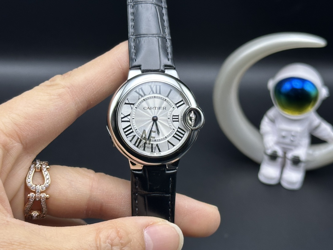 NO:144068,AF transformation returns - Cartier 33mm blue balloon series watch (equipped with quick disassembly chain system) Continue the previous excellent product quality and replace it with a new packaging and a new anti-counterfeiting standard, making high-quality more recognizable [case] diameter 33mm, thickness 10mm, original consistent!  The case made of stainless steel, the top sapphire crystal mirror, and the crescent opening are exactly the same. All can be interchanged with original authentic watch parts!  Extremely detailed!  [Dial] The dial design of the round balloon uses the round arc just right, the guilloche dial, the sword-shaped hand, the classic dial that is hard to refuse, and the Roman numeral hour markers deviate from the trajectory under the guidance of the deep blue crown. The original Swiss burnt steel blue hands and the authentic spinel gem handle. Each one is not something that domestic manufacturers can do!  The temperament of the entire watch is exactly the same as that of the genuine one. AF series of dials in a variety of colors and materials are available to choose from, meeting daily dressing matching. [Brack Chain] 316 stainless steel quick-removing chain, folding buckle, taking into account comfort and convenience. One-click to quickly remove the bracelet. The steel band bracelet has small tolerances, no gaps, smooth joint movement, and extremely fine!  【Movement】Exclusively uses NH05 movement, accurate time and excellent quality!  It is difficult to tell whether the movement is true or false when it is opened and tested!  A great choice!  AF joins hands with higher quality craftsmanship with a brand new image to bring new high-quality Cartier blue balloons to watch friends!  , cartier19860909AF蜕变归来——卡地亚33mm蓝气球系列腕表（搭载快拆表链系统） 延续以往优异的产品质量更换全新包装和全新防伪标,让高品质更有识别性【表壳】直径33毫米,厚度10毫米,原装一致！精钢材质表壳,最顶级蓝宝水晶镜面,月牙开口一模一样.全部可与原装正品手表零件互换！精细无比！【表盘】圆形气球的表盘设计,将圆润的弧线运用得恰到好处,扭索雕纹表盘,剑形指针,难以拒绝的经典表盘,罗马数字时标在深邃的幽蓝表冠指引下偏离了轨迹.瑞士原装烧钢蓝指针和真品尖晶宝石把头.每一样都不是国内厂家能做到的！整只腕表的气质与正品如出一辙.AF全系列多款颜色和材质的表盘可供选择,满足日常着装搭配.【表链】316精钢材质快拆表链,折叠扣,兼顾舒适性与便利性,一键可快速拆卸表链,钢带表链公差小,无缝隙,关节活动顺滑,精细无比！【机芯】独家采用NH05机芯,走时精准,品质优良！开盖验机芯,都很难辩识真假！超值之选！ AF以全新形象携手更高品质工艺,为表友带来全新精品卡地亚蓝气球！,,cartier,Watch