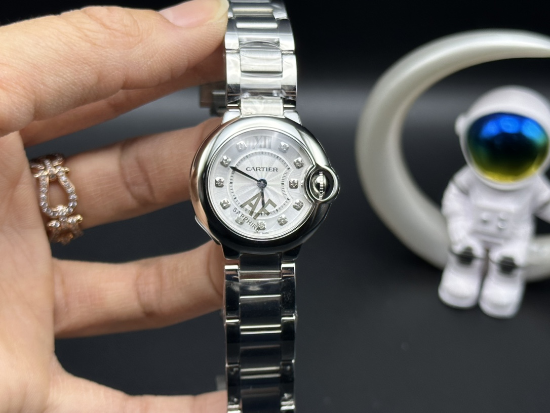 NO:143655,AF fine engraving - Cartier 28mm quartz blue balloon series watch has returned. Continue the previous excellent product quality and replace it with a new packaging and a new anti-counterfeiting standard, making high-quality and more recognizable [case] diameter 28mm, the original is consistent!  The case made of stainless steel, the top sapphire crystal mirror, and the crescent opening are exactly the same. All can be interchanged with original authentic watch parts!  Extremely detailed!  [Dial] The dial design of the round balloon uses the round arc just right, the guilloche dial, the sword-shaped hand, the classic dial that is hard to refuse, and the Roman numeral hour markers deviate from the trajectory under the guidance of the deep blue crown. The original Swiss burnt steel blue hands and the authentic spinel gem handle. Each one is not something that domestic manufacturers can do!  The temperament of the entire watch is exactly the same as that of the genuine one. AF series of dials in a variety of colors and materials are available to choose from, meeting daily dress matching. [Brack Chain] The 316 stainless steel case bracelet, folding buckle, and superb craftsmanship creates a wearable comfort far beyond those of its peers. The steel band bracelet has small tolerances, no gaps, smooth joint movement, and extremely fine!  There are also imported high-end American crocodile leather watch straps, available in a variety of colors!  【Movement】Use Swiss quartz movement, exactly the same as the genuine one, with accurate time and excellent quality!  It is difficult to tell whether the movement is true or false when it is opened and tested!  A great choice!  AF joins hands with higher quality craftsmanship with a brand new image to bring new high-quality Cartier blue balloons to watch friends!  cartier crocodile skin19860909AF精雕细刻——卡地亚28mm石英蓝气球系列腕表蜕变归来 延续以往优异的产品质量更换全新包装和全新防伪标,让高品质更有识别性【表壳】直径28毫米,原装一致！精钢材质表壳,最顶级蓝宝水晶镜面,月牙开口一模一样.全部可与原装正品手表零件互换！精细无比！【表盘】圆形气球的表盘设计,将圆润的弧线运用得恰到好处,扭索雕纹表盘,剑形指针,难以拒绝的经典表盘,罗马数字时标在深邃的幽蓝表冠指引下偏离了轨迹.瑞士原装烧钢蓝指针和真品尖晶宝石把头.每一样都不是国内厂家能做到的！整只腕表的气质与正品如出一辙.AF全系列多款颜色和材质的表盘可供选择,满足日常着装搭配.【表链】316精钢材质表壳表链,折叠扣,高超的工艺水平塑造出远超同行的佩戴舒适性,钢带表链公差小,无缝隙,关节活动顺滑,精细无比！也有进口高级美洲鳄鱼皮表带,多种色彩可选！【机芯】采用瑞士石英机芯,与正品一模一样,走时精准,品质优良！开盖验机芯,都很难辩识真假！超值之选！ AF以全新形象携手更高品质工艺,为表友带来全新精品卡地亚蓝气球！,,cartier,crocodile skin,Watch