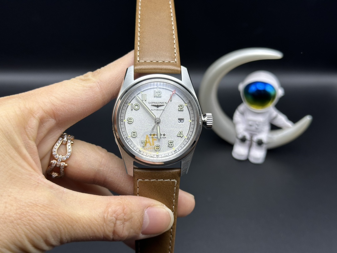 NO:143666,Dedicated to developing the super copy of the Longines SPIRIT Pioneer Series L3..4.73.6 and L3.811.4.73.6 watches, Longines' latest pioneer Five-star general and traditional famous craftsmen, are currently the best-selling products of Longines.  Exclusive authentic disassembly surveying and mapping of all the data accessories can be perfectly exchanged with authentic products. The size of the sync counter is 40mm/42mm. It uses the authentic and consistent original Swiss ETA2892 base movement and TOP level 2892 movement with three-level polishing to make it more stable and durable, creating a copy of the original single-quality Longines pioneer series watch. [Appearance] Buy a few authentic disassembly surveying and mapping, consistent step-type case cover, consistent CNC polishing level, consistent thickness and size. Although it is a dense bottom, it can completely compare with the authentic products without any pressure. Not afraid of disassembly is the king, and the texture of the whole watch is comparable to the correct one.  Product. The whole watch accessories include steel belt raw ears and each screw can be perfectly exchanged with the genuine product. [Disk] The white disk uses the same grain texture literal as the genuine product, the blue disk uses the same radiation pattern literal as the genuine product, and the black disk uses the same matte fine particle literal as the original product. The overall density of the particles matches the genuine product, and the same light source reflection as the genuine product can be seen at any angle. Each digital lever, logo, five-pointed star, and is made of authentic craftsmanship materials. After several sets of molds, the three-dimensional beauty is finally consistent with the original. [Lighting] Luminous light uses the Swiss C3 super luminous powder of the same authentic model (1kg/20w)  The same as the genuine product is strongly absorbed for 15 minutes, the luminous effect is 4-6 hours, and decades of experience with luminous filling craftsmen hand-filled, the speed is extremely slow. Each digital scale and pointer filling is balanced and has no overflow. The original imported Swiss C3 super luminous powder is super luminous powder. Whether it is the production process material and color of each digital scale and pointer, and the natural appearance of the luminous color can be completely comparable to the authentic product. [Mirror] The authentic level double-sided blue-coated curved sapphire glass mirror, double-sided chamfered light edges are smooth, and the thickness curve reaches a strict 0.03 tolerance standard. It is scratch-resistant and wear-resistant,  Crystal and transparent. [Waterproof] The lock-handle crown has been repeatedly inspected and tested and consistent with the authentic product. The waterproof depth is 10 bar. [Steel belt] The steel belt follows strict standards from the beginning of the embryo material. Each section of the steel belt is repeatedly polished by CNC and is the best product. The drawing pattern is delicate and neat, and the drawing depth is exactly the same as the genuine product. It not only ensures that the drawing density is delicate and consistent, but also ensures that the drawing depth is consistent with the authentic product. The depth of the buckle is restored, which solves the embarrassing problem of not being tight and loose after use for a period of time, so that the buckle is still tightly sealed after being used for a long time, and the crisp sound of the buckle on the buckle is attached.  The sound is also deeply restored. [Belt] uses French head-layer calf leather consistent with the authentic product, which is soft and delicate to fit the wrist and comfortable to wear. Every inch of stitching is consistent with every detail and number, which is consistent with the authentic product. [A movement comparable to the authentic product] uses the ETA2892 basic movement and the Seagull TOP level 2892 movement as the foundation for secondary development. The L.4 movement is precision polished according to the authentic three-level grinding method. The ETA steel-printed Geneva pattern pearl round-texture movement coded movement model and movement number are consistent with the authentic product. In order to pursue perfection, the team will not hesitate to achieve  The bearing structure of the movement that has been developed for a long time is consistent with the original, avoiding the embarrassment of fake bearing patches on the market at a glance. The calendar disc no longer has to worry about the problem of carding the calendar. It abandons the slightly lower cost sticky calendar disc installation method, and uses the original consistent calendar disc installation to make the calendar turn smooth and clear. [Quality Control] The team is almost rigorous and rigorous. The quality control of each movement starts from the source. Each watch is debugged to the best state by the watchmaker and comes with a single movement inspection report. The genuine consistent first-layer cowhide leather case and five-code integration are provided with the watch.  Always stick to your original aspiration and pursue perfection!  We will continue to create original single-quality Longines watch copies for watch friends from all walks of life. We will only be a Longines craftsman factory!  longines cowhide19860909潜心研发浪琴SPIRIT先行者系列L3..4.73.6与L3.811.4.73.6腕表超级副本上市,浪琴最新的先行者五星上将与传统的名匠目前已经为浪琴最畅销的产品. 全网独家正品拆解测绘,所有数据配件均可与正品完美通用互换,同步专柜尺寸40mm/42mm,采用正品一致的原装瑞士ETA2892基础机芯与TOP级别2892机芯配合三级打磨使之更加稳定耐用,打造原单品质的浪琴先行者系列腕表副本.【外观】购入几只正品拆解测绘,一致的阶梯式表壳壳套,一致的CNC打磨级别,一致的厚度尺寸,虽然是密底即使打开底盖也完全可以对比正品毫无压力.不怕拆才是王道,整表质感媲美正品.整表配件包括钢带生耳连每粒螺丝都可与正品完美互换.【盘面】白盘采用正品相同的颗粒纹理字面,蓝盘采用与正品相同的放射纹路字面,黑盘采用与原装一致的磨砂细微颗粒字面,颗粒的整体密度与正品吻合,在任何角度下均可以看出与正品相同的光源反射.每个数字字钉、logo、五角星、采用正品工艺材质独立开模,历经几套模具终使立体美感与原版一致.【夜光】夜光采用正品一致型号的瑞士C3超强夜光粉(1kg/20多w) 与正品一致强吸光15分钟,夜光效果4-6小时,几十年经验夜光填充匠人手工填制,速度极其缓慢.每个数字刻度与指针填充均衡毫无溢出的原装进口瑞士C3超强夜光粉,不管是每个数字刻度与指针的制作工艺材质及颜色还有夜光的自然外观颜色均可以完全匹敌正品.【镜面】正品级别的双面镀蓝膜弧面蓝宝石玻璃表镜,双面倒角光边圆滑处理,厚度弧度达到严苛的0.03公差标准.防刮耐磨,晶莹剔透.【防水】锁把式表冠经反复检验测试与正品一致防水深度10巴.【钢带】钢带从胚料开始即遵循了严格的标准,每一节钢带都经CNC反复打磨均为上品,拉丝纹路细腻整齐且拉丝深度与正品完全一致,不仅仅做到拉丝的密度细腻一致,并且还要做到拉丝的深度保持与正品一致.表扣深度还原,解决了使用一段时间就扣不紧松动的尴尬问题,使表扣使用久了还是严丝合缝,连扣上表扣的清脆响声也深度还原.【皮带】采用与正品一致的法国头层小牛皮,柔软细腻贴合手腕佩戴舒适,每一寸缝线与每个细节包括编号都与正品一致.【可以媲美正品的机芯】采用了与正品一致的ETA2892基础机芯与海鸥TOP级别2892机芯作为基础进行二次开发,按正品三级打磨方式精密打磨L.4机芯,ETA钢印日内瓦纹珍珠圆纹机芯编码机芯型号和机芯编号都与正品一致.为追求完美,团队不惜成本耗时良久研发的机芯轴承结构与原装一致,避免了市场普通的轴承假贴片一眼假的尴尬.日历盘再也不用担心卡日历的问题,放弃了成本略低的黏贴式的日历盘安装方式,采用原装一致的日历盘安装,使日历转动流畅清晰.【品控】团队近乎苛刻的严谨品控,每枚机芯的品控从源头出发,每一只腕表前都经制表师调试至最佳状态并附带机芯检测报告单一份,随表附送正品一致的头层牛皮皮套与五码合一. 始终坚持初心,追求完美！将持续为各界表友打造原单品质的浪琴腕表副本. 只做浪琴的工匠工厂！,,longines,cowhide,Watch