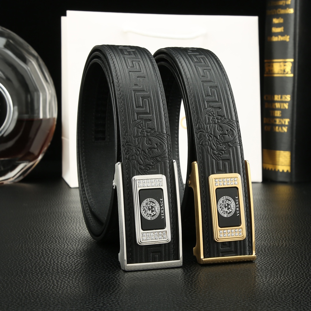 NO:763986,The official website of Versace's original high-end quality counter simultaneously supports NFC sensing width 3.5. Exquisite diamond-encrusted steel buckle. Italian double-sided imported first-layer calfskin. The original pattern texture is clear and realistic. Create a new visual 3D suburban fruit. High-end customers can buy it as a gift for personal use. Length 100 to 125, belt, versace, cowhide19860909范思哲原单高端品质专柜官网同步支持NFC感应宽度3.5精美镶钻钢扣头意大利双面进口头层小牛皮原版花纹纹理消晰真实感超强打造全新的视觉3D郊果高端客户入手送礼自用佳品 长度100一125,皮带,versace,cowhide,Belt
