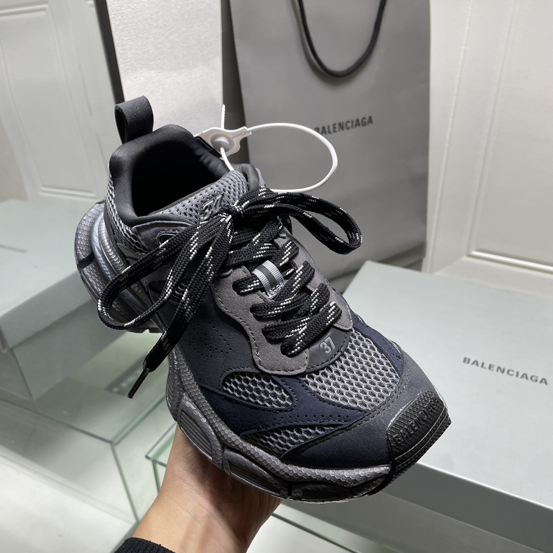 💰400 （顶级莞货）
专柜包装，偏大一码
🔥巴黎世家九代新款🔥炫彩🔥𝗕𝗔𝗟𝗘𝗡𝗖𝗜*Sunner大底纯原版本 运动鞋强势出货 重工打造 所有配件均通过定做出产正品裁片 正确字体电绣 粗细、位置、大小正确 侧边TPU 透气孔匹配意产原版 ，TPU软底 原版一致 "Balenciaga" 大底LOGO 立体感十足 原厂皮料 采购原厂网纱 Size，35-46