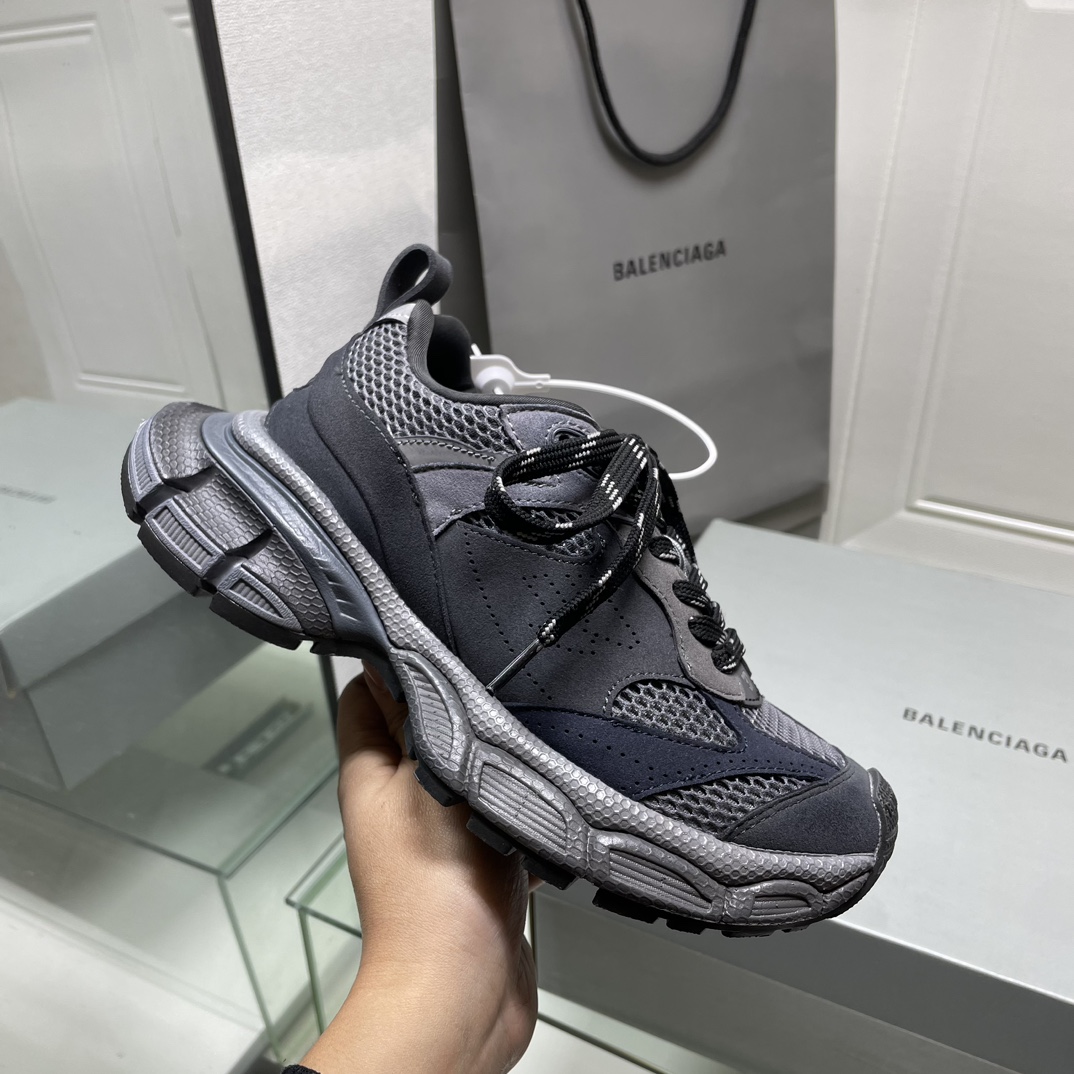 💰400 （顶级莞货）
专柜包装，偏大一码
🔥巴黎世家九代新款🔥炫彩🔥𝗕𝗔𝗟𝗘𝗡𝗖𝗜*Sunner大底纯原版本 运动鞋强势出货 重工打造 所有配件均通过定做出产正品裁片 正确字体电绣 粗细、位置、大小正确 侧边TPU 透气孔匹配意产原版 ，TPU软底 原版一致 "Balenciaga" 大底LOGO 立体感十足 原厂皮料 采购原厂网纱 Size，35-46