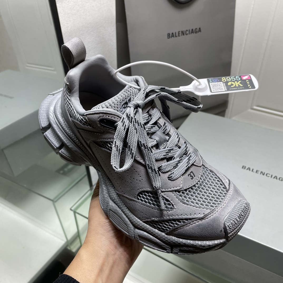 💰400 （顶级莞货）
专柜包装，偏大一码
🔥巴黎世家九代新款🔥炫彩🔥𝗕𝗔𝗟𝗘𝗡𝗖𝗜*Sunner大底纯原版本 运动鞋强势出货 重工打造 所有配件均通过定做出产正品裁片 正确字体电绣 粗细、位置、大小正确 侧边TPU 透气孔匹配意产原版 ，TPU软底 原版一致 "Balenciaga" 大底LOGO 立体感十足 原厂皮料 采购原厂网纱 Size，35-46