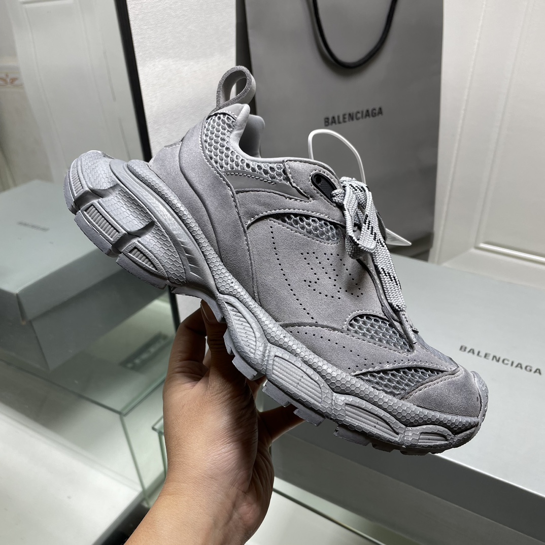 💰400 （顶级莞货）
专柜包装，偏大一码
🔥巴黎世家九代新款🔥炫彩🔥𝗕𝗔𝗟𝗘𝗡𝗖𝗜*Sunner大底纯原版本 运动鞋强势出货 重工打造 所有配件均通过定做出产正品裁片 正确字体电绣 粗细、位置、大小正确 侧边TPU 透气孔匹配意产原版 ，TPU软底 原版一致 "Balenciaga" 大底LOGO 立体感十足 原厂皮料 采购原厂网纱 Size，35-46