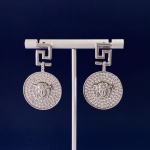 Versace Venta al por mayor Joyas Pendiente Oro Platino Blanco Amarillo Trabajo abierto Latón Vintage 1 Versace Venta al por mayor
Joyas Pendiente Oro Platino Blanco Amarillo Trabajo abierto Latón Vintage