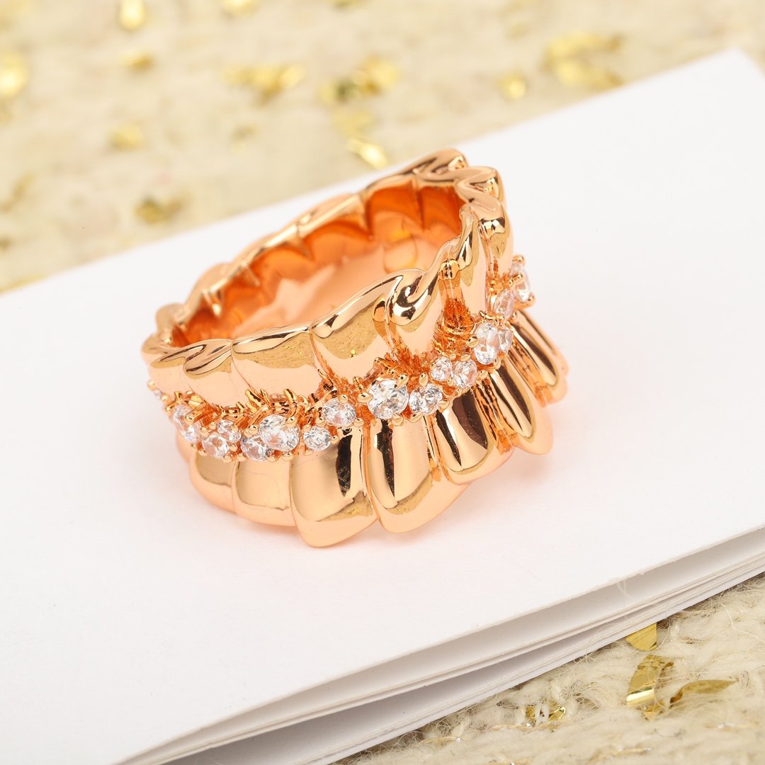 我们出品花冠戒指可订做真金真钻18K金版本️一样w开发的️量大咨询客Fu以隽永珠宝传递Dior创意精神从