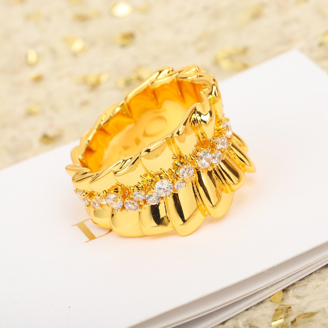 我们出品花冠戒指可订做真金真钻18K金版本️一样w开发的️量大咨询客Fu以隽永珠宝传递Dior创意精神从