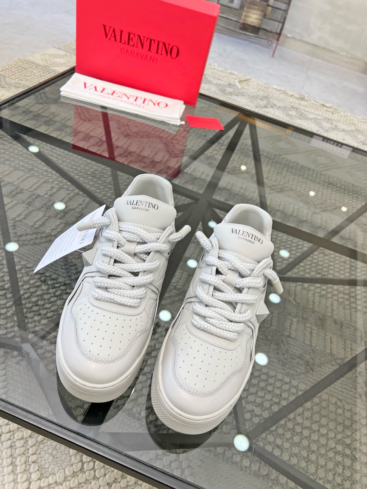 NO:218091,Brand VALENTINO Color Original Color Code Number 38-44 Standard Code Price Material Valentino New Product Casual Sports Shoes!  Classic old-fashioned original single quality top version fashion trend details are impeccable using imported cowhide splicing to make cowhide feet feel comfortable and superior quality original replica outsole, Valentino casual shoes, valentino, valentino, sneakers, cowhide19860909品牌VALENTINO 颜色原版配色 码数38-44标准码 价格 材质华伦天奴新品休闲 运动鞋！经典不老款原单品质顶级版本时尚潮流细节无可挑剔采用进口牛皮拼接制作牛皮垫脚脚感舒适品质优越原版复刻大底,华伦天奴休闲鞋,valentino,valentino,sneakers,cowhide,Men's shoes