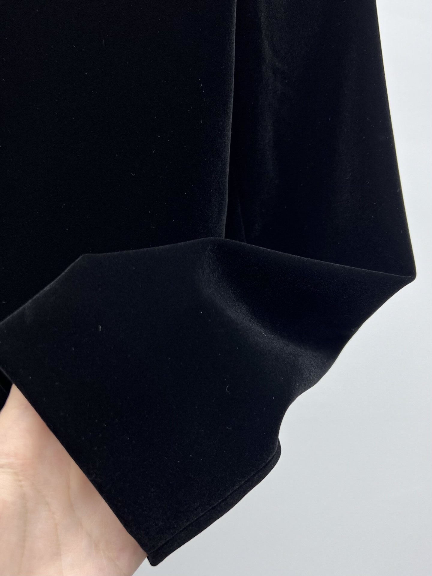 PRAD*丝绒圆领夹克选用细腻柔软的丝绒质感打造挺括的肩部设计与优雅的圆领廓形优雅融合精致细节与休闲格调