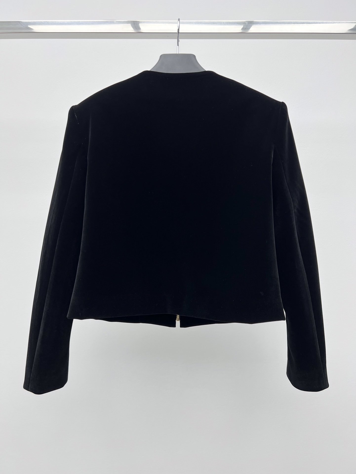 PRAD*丝绒圆领夹克选用细腻柔软的丝绒质感打造挺括的肩部设计与优雅的圆领廓形优雅融合精致细节与休闲格调