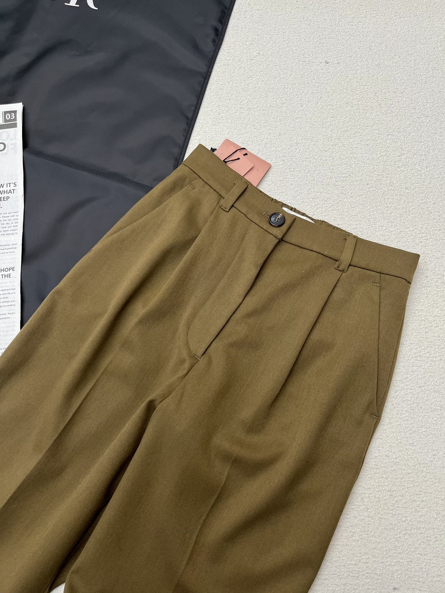 4/爆款现货原版开MIUMI*2024新款卷边西裤极具设计感的一款百搭休闲裤大长腿收割高定面料垂感度刚好