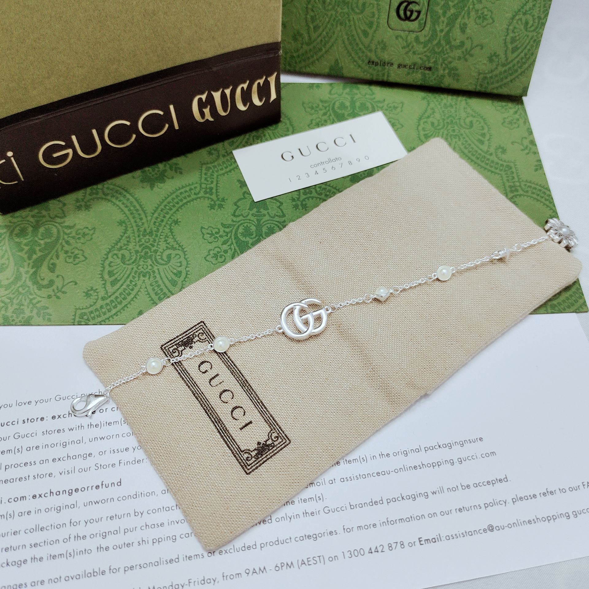 Gucci这款GGMarmont系列时尚作品将水晶珍珠装饰和双G细节巧妙融入一体或以吊坠形式呈现或点缀于
