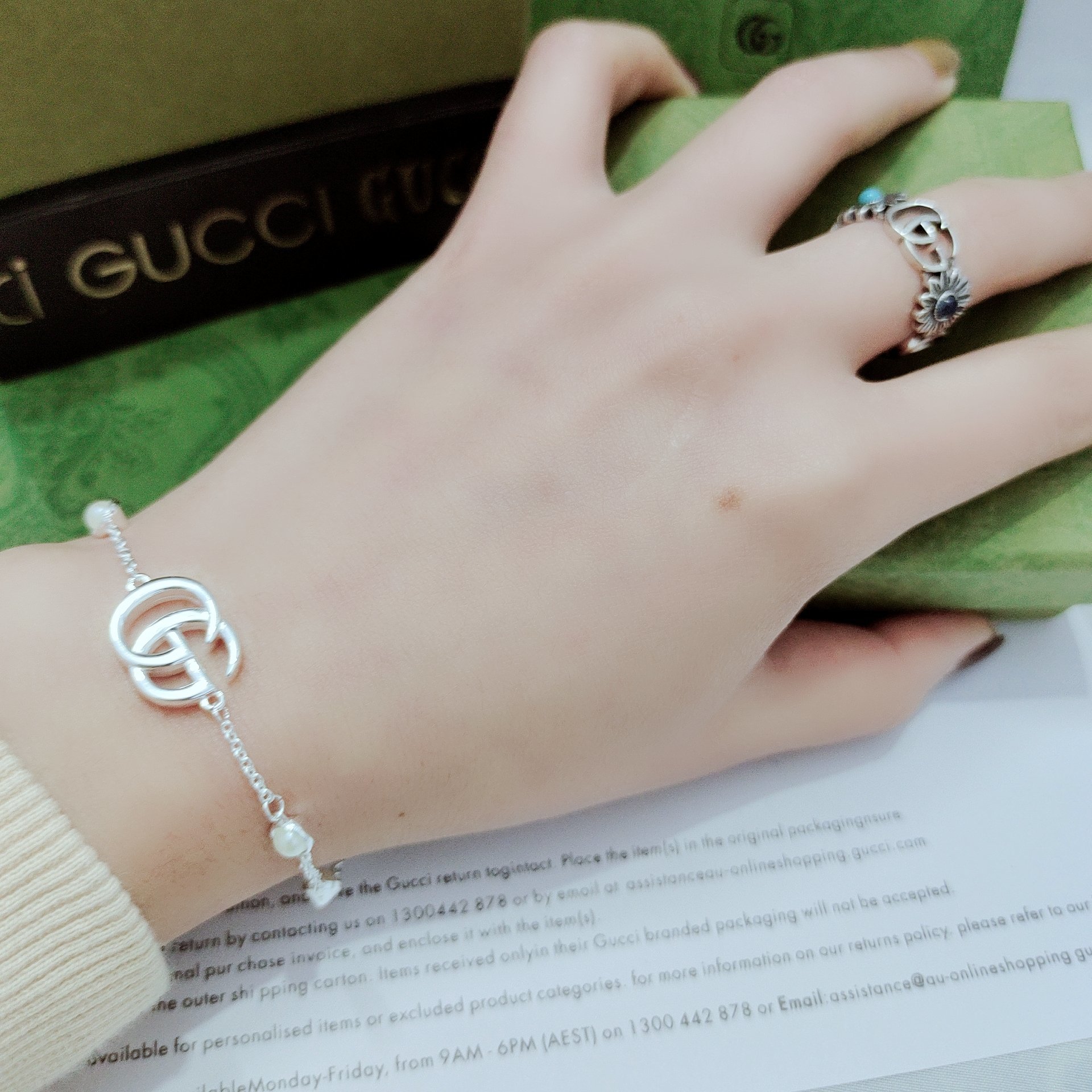 Gucci这款GGMarmont系列时尚作品将水晶珍珠装饰和双G细节巧妙融入一体或以吊坠形式呈现或点缀于