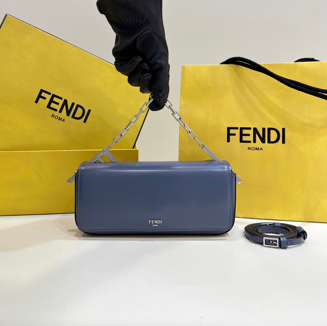 Fendi Year-end special offer 499 First Sight clutch with mirror in Italian box calfskin, decorated with F metal accessories and chain. The interi