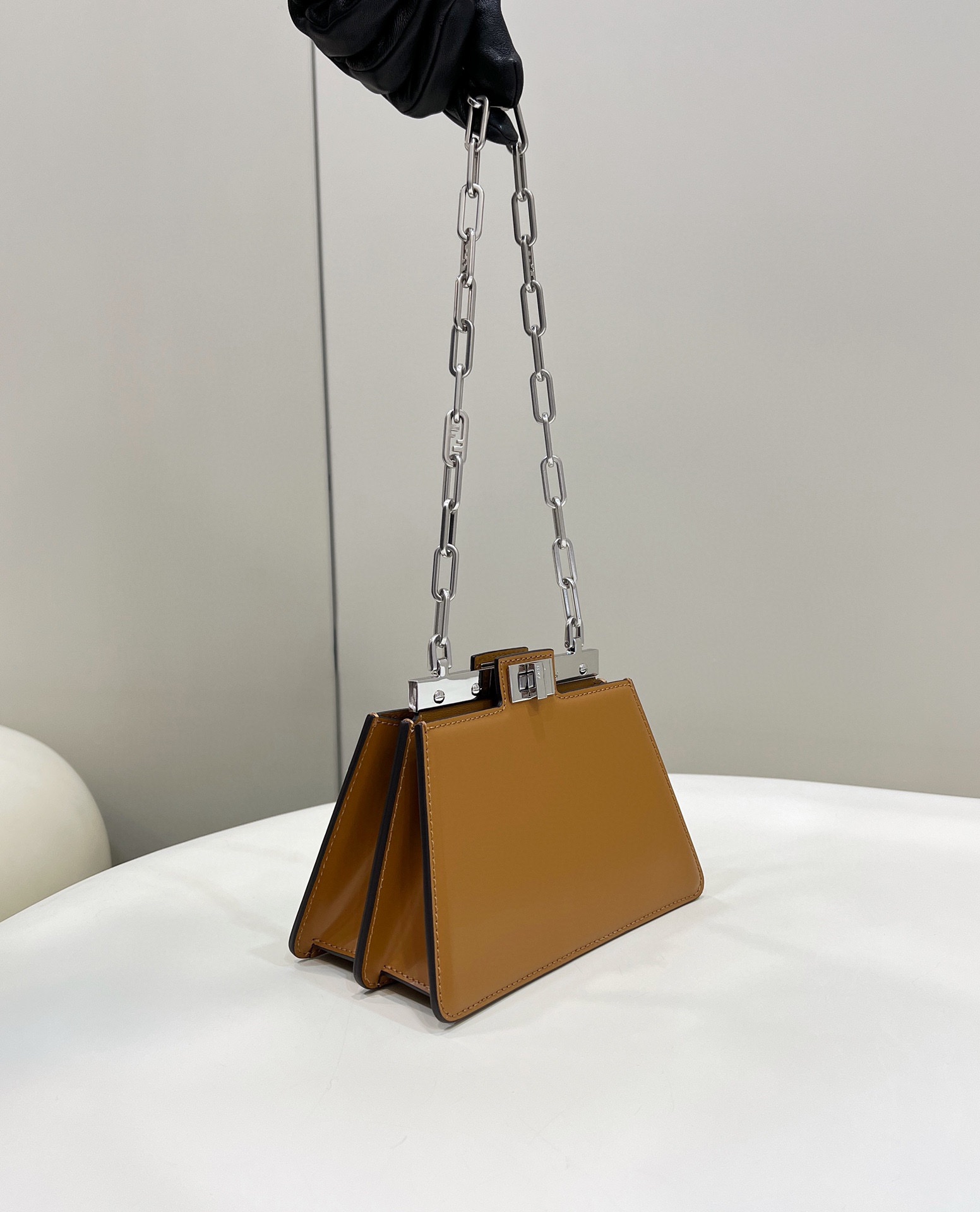 499 year-end special offer Peekaboo Cut Petite Italian box calfskin, this design is an innovative interpretation of Fendi's moving cross-cut desi
