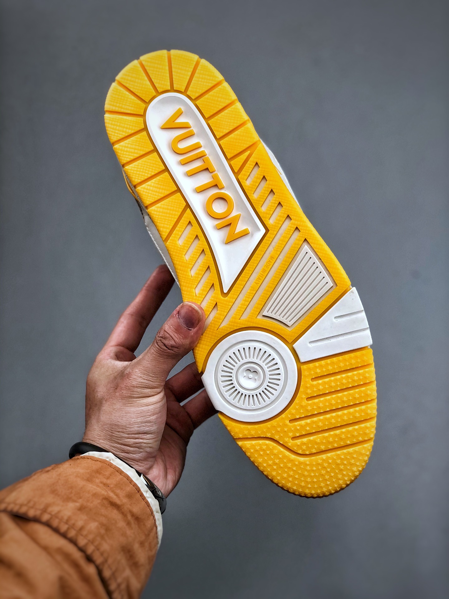 650 Virgil Abloh亲自操刀设计全新LV路易威登Louis Vuitton Trainer Sneaker Low休闲运动文化百搭篮球板鞋 白黄