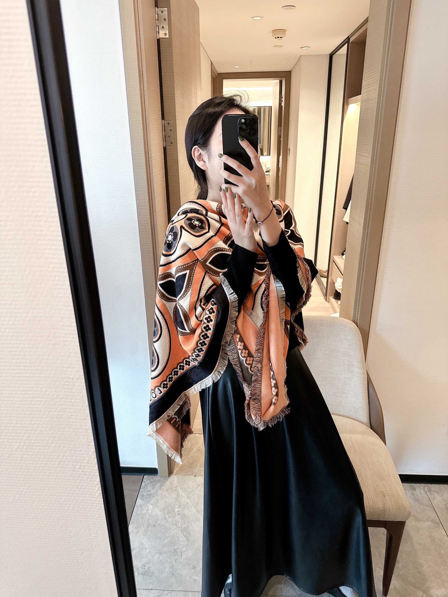 NO:162974,The latest counter model of the new LV [Border Old Flower 140] The order private flow of the order that is easy to match on vacation and daily life] I want to go on vacation and go outfits very well. I look so energetic and needless to say, the details can be seen clearly, and the high-standard quality of 140*140 large scarf, ordinary scarf, louis vuitton19860909批新LV最最新的专柜主打款【边框老花140】 度假及日常都非常好搭配的款订单私流】一看到就想去度假平时穿搭也非常好搭配,整个人看起来都会神采奕奕好多不用多说,细节品质都看得清楚,绝对获赞的高规格品质140*140大方巾,,普通围巾,louis vuitton,scarf