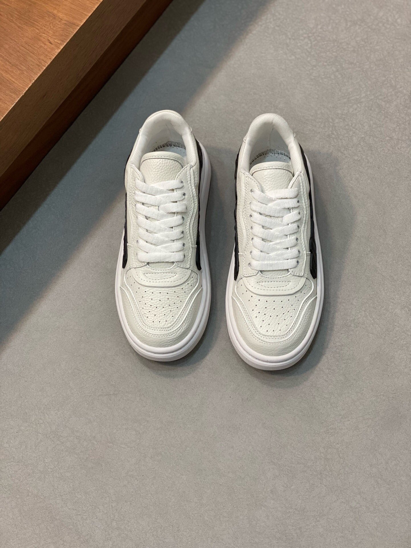 NO:216392,Alexander*wang Alexander AW latest couples embossed logo casual white shoes thick sole sneakers original purchase and development made in goods thick sole shape, which is thinner than McQueen's sole. The appearance will not visually be a height-enhancing shoe, but the height-enhancing effect is still the upper lychewed calfskin, which makes it more texture!  The upper leather brand three-dimensional letter decoration, full of detail, exquisite packaging for delivery counter Fabric: Original custom imported top layer cowhide Inner: Custom imported breathable net Sole: Original mold-opening anti-slip rubber material Sole 4CM Size: Women 35-40/ Men 39-45, McQueen-casual shoes, alexander mcqueen, alexander wang, sneakers, cowhide19860909Alexander*wang亚历山大王AW最新 情侣款 压纹logo 休闲 小白鞋 厚底 运动鞋 原版购入开发 做货 厚底造型,比麦昆的底薄一丢丢,外形视觉上不会觉得是增高鞋,但增高效果依然 鞋面荔纹小牛皮,更显质感！鞋面皮质品牌立体字母装饰,细节感拉满 配送专柜精美包装 面料 : 原版定制进口头层牛皮 内里 : 定制进口透气网里 鞋底 : 原版开模防滑橡胶材质 底厚 4CM Size : 女35-40/ 男39-45,麦昆—休闲鞋,alexander mcqueen,alexander wang,sneakers,cowhide,Men's shoes