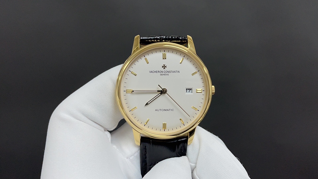 NO:393033,The latest model is recommended for the highest replica of the market. Vacheron Constantin VC inheritance series 85180 watch!  1 [Case] ​​Size 40MMX9MM, perfectly round case, paired with a micro-solar lug design, makes it more suitable for the wearer's wrist. Each finished shell cover needs to be strictly controlled by MK to restore the unique texture of the authentic product. 2 [Movement] Steel wheels and other parts are carefully decorated by MK watchmakers, and the automatic rotor is plated with 18k gold, which maximizes the original exquisite craftsmanship level. 3 [Watch mirror] The two sapphire glass mirrors on the front and back are both anti-disiasing coatings. 4 [Watch strap] Double-layer Italian calfskin, paired with Malta cross pin buckle, vacheron, cowhide19860909最新款推荐市场最高复刻 V4升级版本 江诗丹顿VC传承系列85180腕表！ 1【表壳】尺寸40MMX9MM,完美圆形的表壳,搭配微孤式表耳设计,使之更加贴合佩戴者的手腕.每一个成品壳套,都需经过MK严格的质量把控,方能还原正品独特的质感. 2【机芯】钢轮等部件均由MK制表师精工装饰,自动摆陀更是镀有18k金,最大限度呈现原装精湛的工艺水平. 3【表镜】前后两片蓝宝石玻璃镜面,均有防眩晕镀膜处理. 4【表带】双层意大利小牛皮,搭配马耳他十字针扣,,vacheron,cowhide,Watch