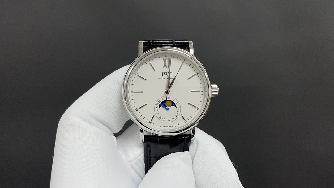 NO:151547,New Betaofino series watches, pointer-type date watch [celebrating], Moon phase series. Men's watch, equipped with precise Swiss ETA2824-8 movement (6-character real calendar and 24-hour sun, moon and star function) 39mm diameter, 316 stainless steel case, wear-resistant and scratch-resistant sapphire glass, original quality pin buckle, super waterproof function, paired with Italian cowhide to make the wrist fit and comfortable!  It fully reflects the purest tradition of the high-end watchmaking industry!  Suitable for all kinds of business occasions, simple, refined and elegant, iwc, cowhide19860909新品柏涛菲诺系列腕表,指针式日期腕表[庆祝],万国月相系列.男士腕表,搭载精准瑞士ETA2824-8机芯（6字位真日历与24小时日月星辰功能）39mm表径,316精钢表壳,耐磨抗刮蓝宝石玻璃,原装品质针扣,具备超强防水功能,搭配意大利牛皮让手腕更贴合舒适！充分体现了高级制表业最纯粹的传统！适合各种商务场合,简敛精致不失优雅,,iwc,cowhide,Watch