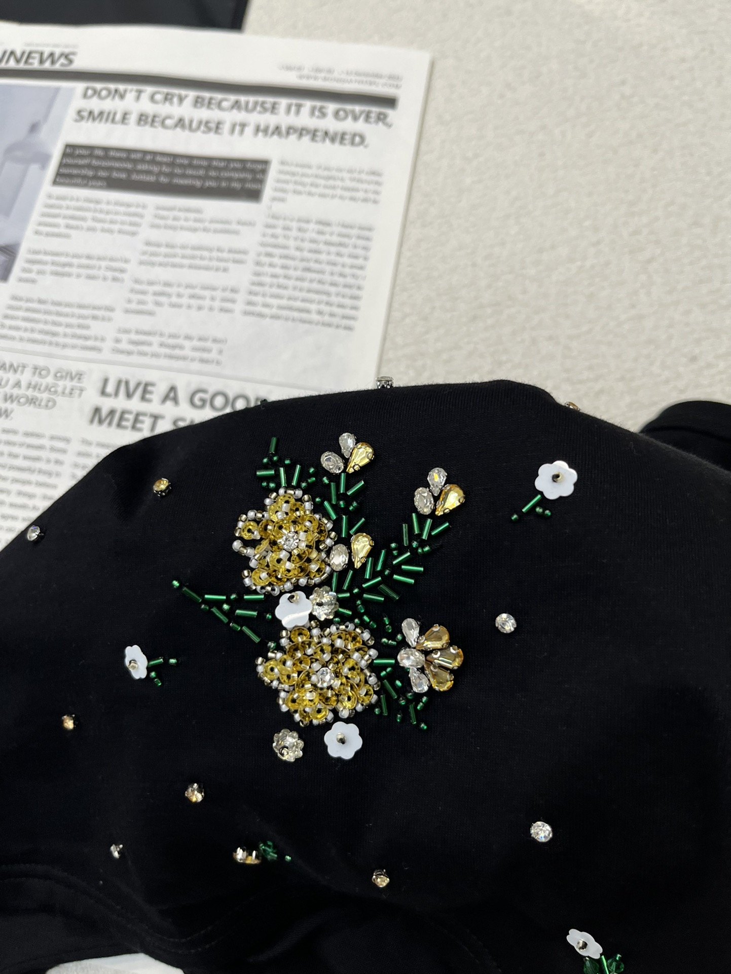 Miumi*2024新品重工订珠长袖Tee定制规格大小一致的水钻与珠子缝制成花朵装饰前幅双层纯棉设计耗时