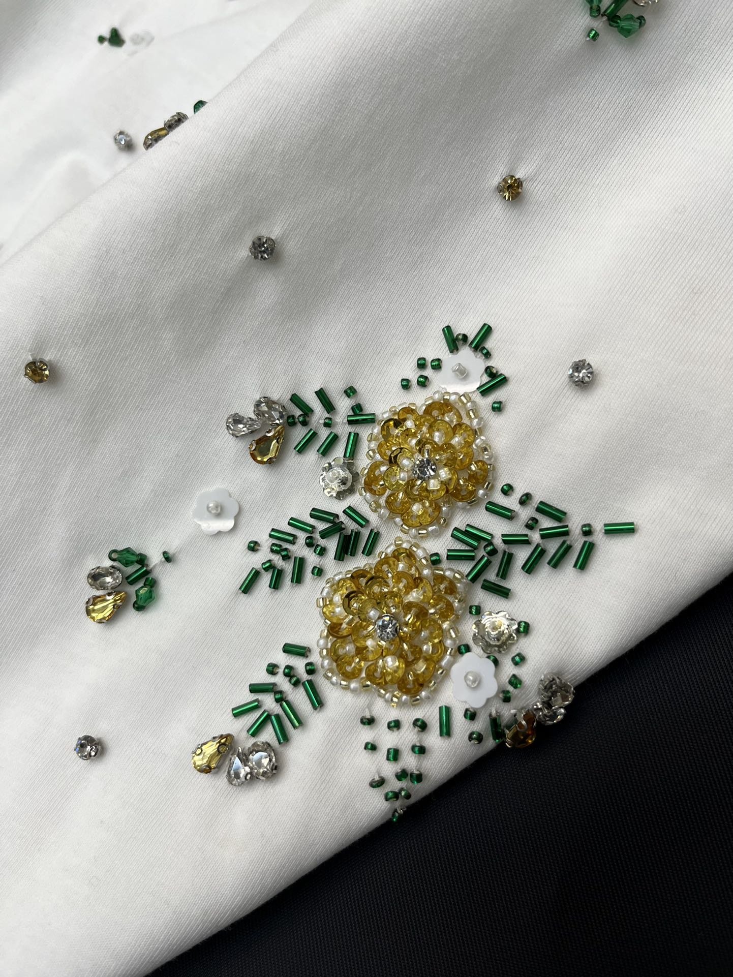 Miumi*2024新品重工订珠短袖Tee定制规格大小一致的水钻与珠子缝制成花朵装饰前幅双层纯棉设计耗时