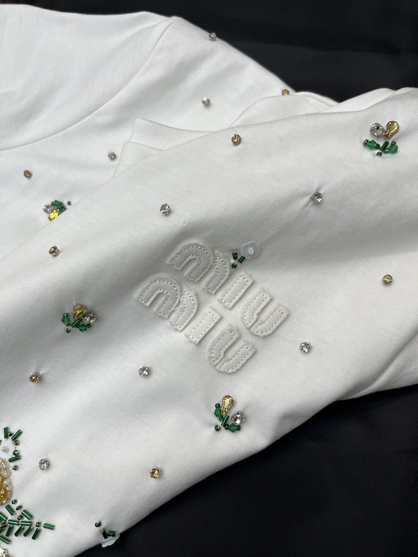 Miumi*2024新品重工订珠短袖Tee定制规格大小一致的水钻与珠子缝制成花朵装饰前幅双层纯棉设计耗时