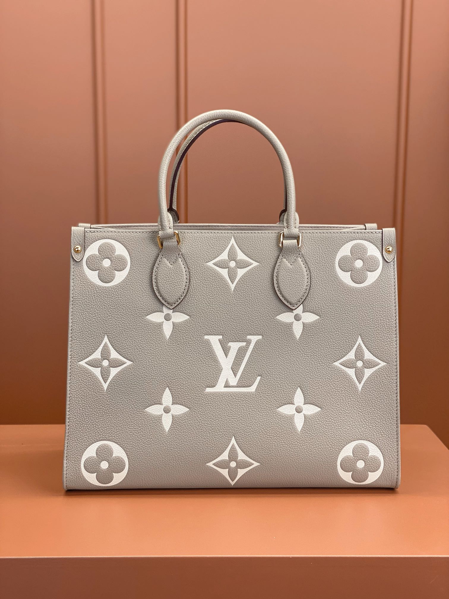 Louis Vuitton LV Onthego Sacs À Main Gris Tout en acier M45494