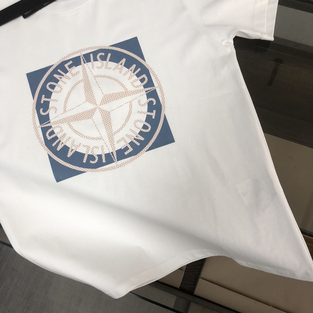 🛒购物价：88💰[原标包装吊牌齐全.260克高克重纯棉面料]品质保证质量十分不错回头客巨多.
🔥Stone Island 石头岛 最新款T恤，情侣款～原单狠货，时尚休闲爆款短t，特供定制棉质面料～ 全棉T恤 ～经过预洗 防止出现变形缩水问题 上身体感更加舒适透气  ～ 全部现货供应～独特设计风格，潮流必备单品，三标齐全👍
颜色：黑色/白色/