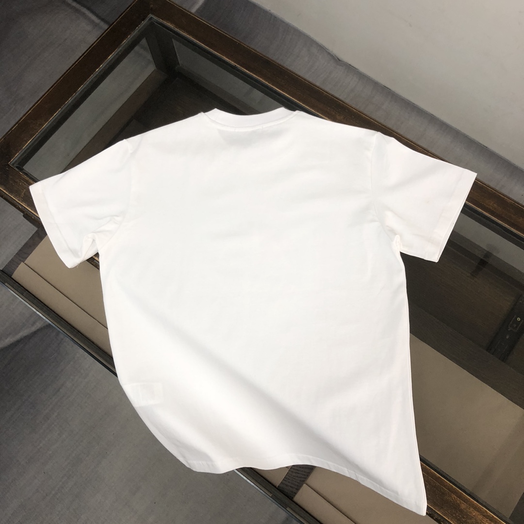 🛒购物价：88💰[原标包装吊牌齐全.260克高克重纯棉面料]品质保证质量十分不错回头客巨多.
🔥Stone Island 石头岛 最新款T恤，情侣款～原单狠货，时尚休闲爆款短t，特供定制棉质面料～ 全棉T恤 ～经过预洗 防止出现变形缩水问题 上身体感更加舒适透气  ～ 全部现货供应～独特设计风格，潮流必备单品，三标齐全👍
颜色：黑色/白色/