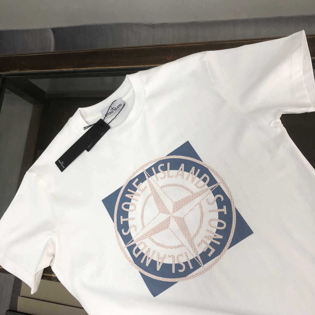 🛒购物价：88💰[原标包装吊牌齐全.260克高克重纯棉面料]品质保证质量十分不错回头客巨多.
🔥Stone Island 石头岛 最新款T恤，情侣款～原单狠货，时尚休闲爆款短t，特供定制棉质面料～ 全棉T恤 ～经过预洗 防止出现变形缩水问题 上身体感更加舒适透气  ～ 全部现货供应～独特设计风格，潮流必备单品，三标齐全👍
颜色：黑色/白色/