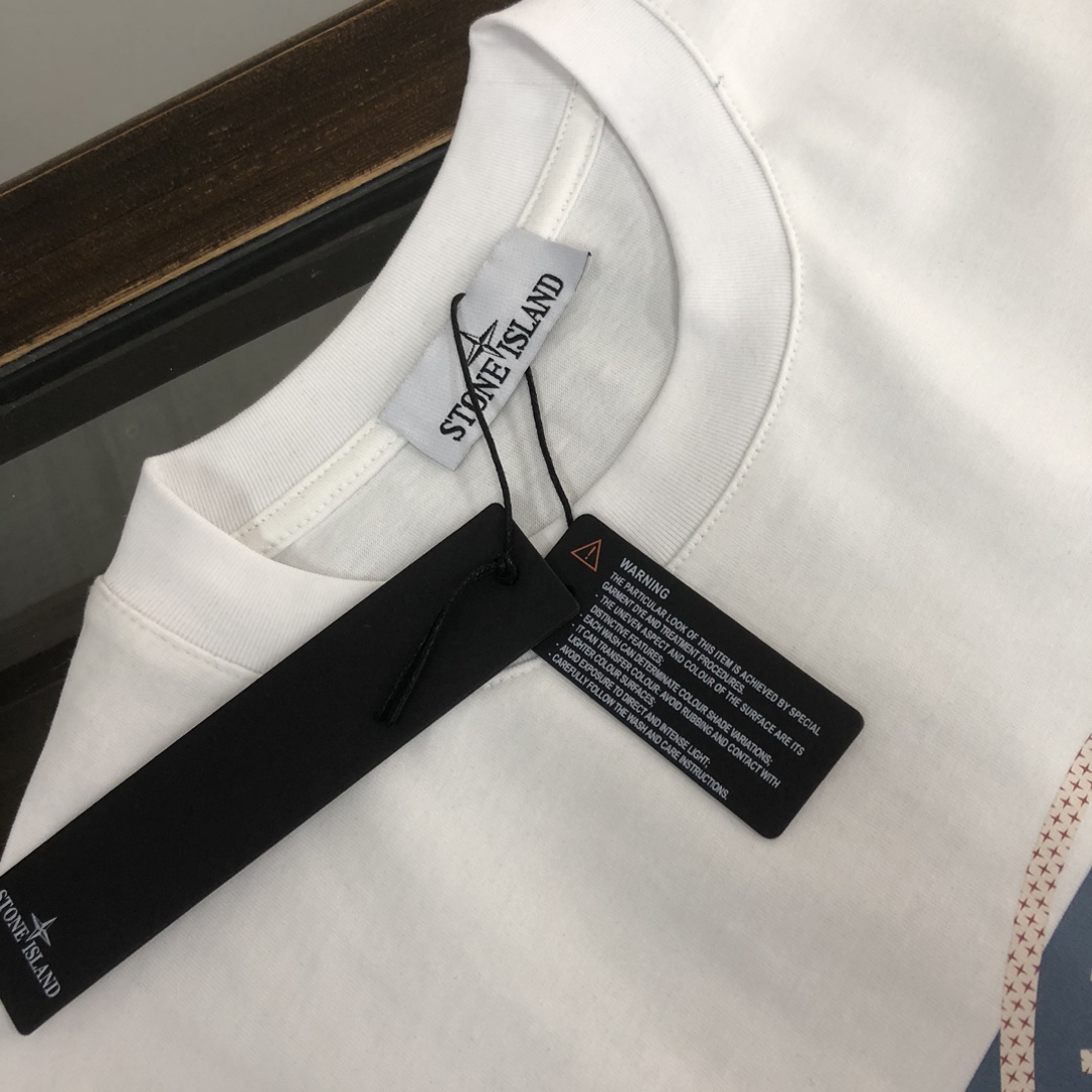 🛒购物价：88💰[原标包装吊牌齐全.260克高克重纯棉面料]品质保证质量十分不错回头客巨多.
🔥Stone Island 石头岛 最新款T恤，情侣款～原单狠货，时尚休闲爆款短t，特供定制棉质面料～ 全棉T恤 ～经过预洗 防止出现变形缩水问题 上身体感更加舒适透气  ～ 全部现货供应～独特设计风格，潮流必备单品，三标齐全👍
颜色：黑色/白色/