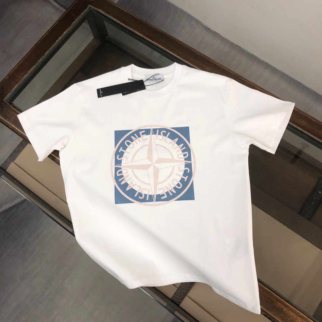 🛒购物价：88💰[原标包装吊牌齐全.260克高克重纯棉面料]品质保证质量十分不错回头客巨多.
🔥Stone Island 石头岛 最新款T恤，情侣款～原单狠货，时尚休闲爆款短t，特供定制棉质面料～ 全棉T恤 ～经过预洗 防止出现变形缩水问题 上身体感更加舒适透气  ～ 全部现货供应～独特设计风格，潮流必备单品，三标齐全👍
颜色：黑色/白色/