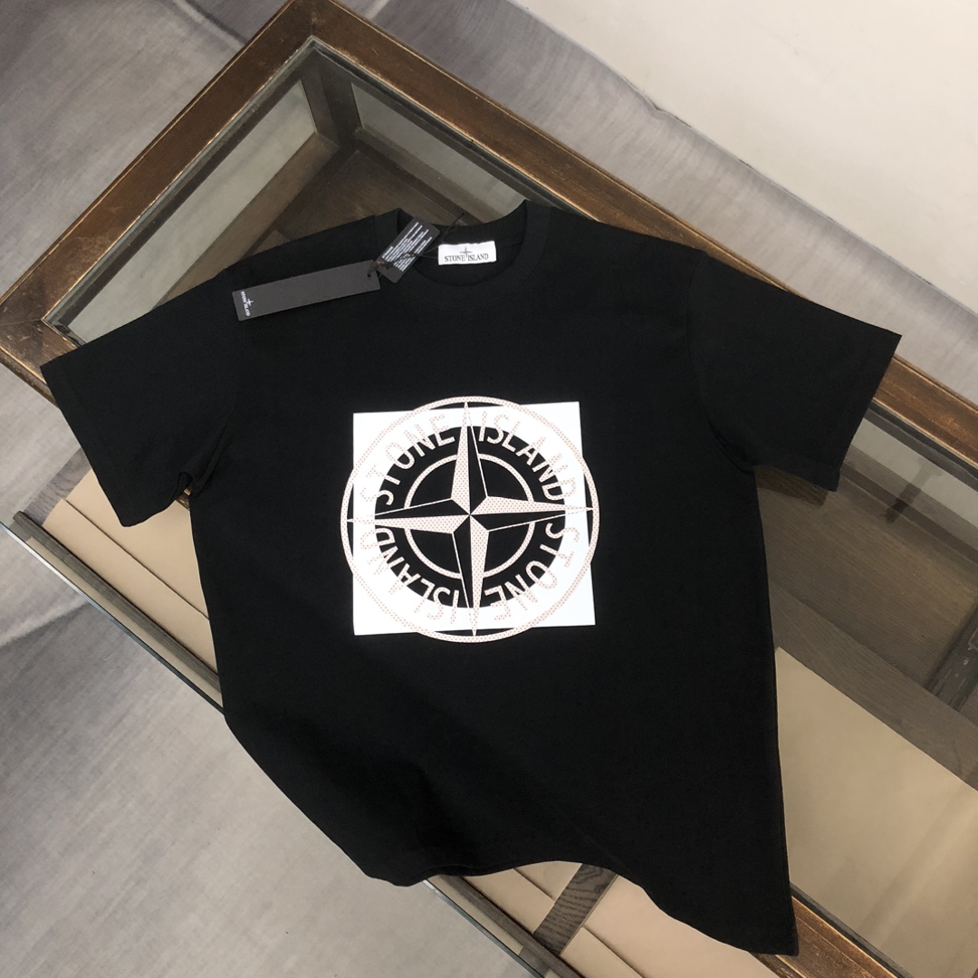 🛒购物价：88💰[原标包装吊牌齐全.260克高克重纯棉面料]品质保证质量十分不错回头客巨多.
🔥Stone Island 石头岛 最新款T恤，情侣款～原单狠货，时尚休闲爆款短t，特供定制棉质面料～ 全棉T恤 ～经过预洗 防止出现变形缩水问题 上身体感更加舒适透气  ～ 全部现货供应～独特设计风格，潮流必备单品，三标齐全👍
颜色：黑色/白色/
