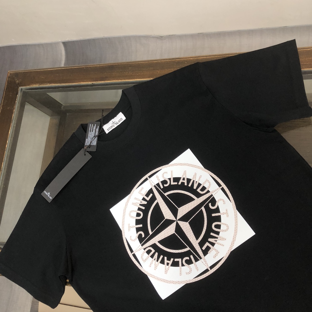 🛒购物价：88💰[原标包装吊牌齐全.260克高克重纯棉面料]品质保证质量十分不错回头客巨多.
🔥Stone Island 石头岛 最新款T恤，情侣款～原单狠货，时尚休闲爆款短t，特供定制棉质面料～ 全棉T恤 ～经过预洗 防止出现变形缩水问题 上身体感更加舒适透气  ～ 全部现货供应～独特设计风格，潮流必备单品，三标齐全👍
颜色：黑色/白色/