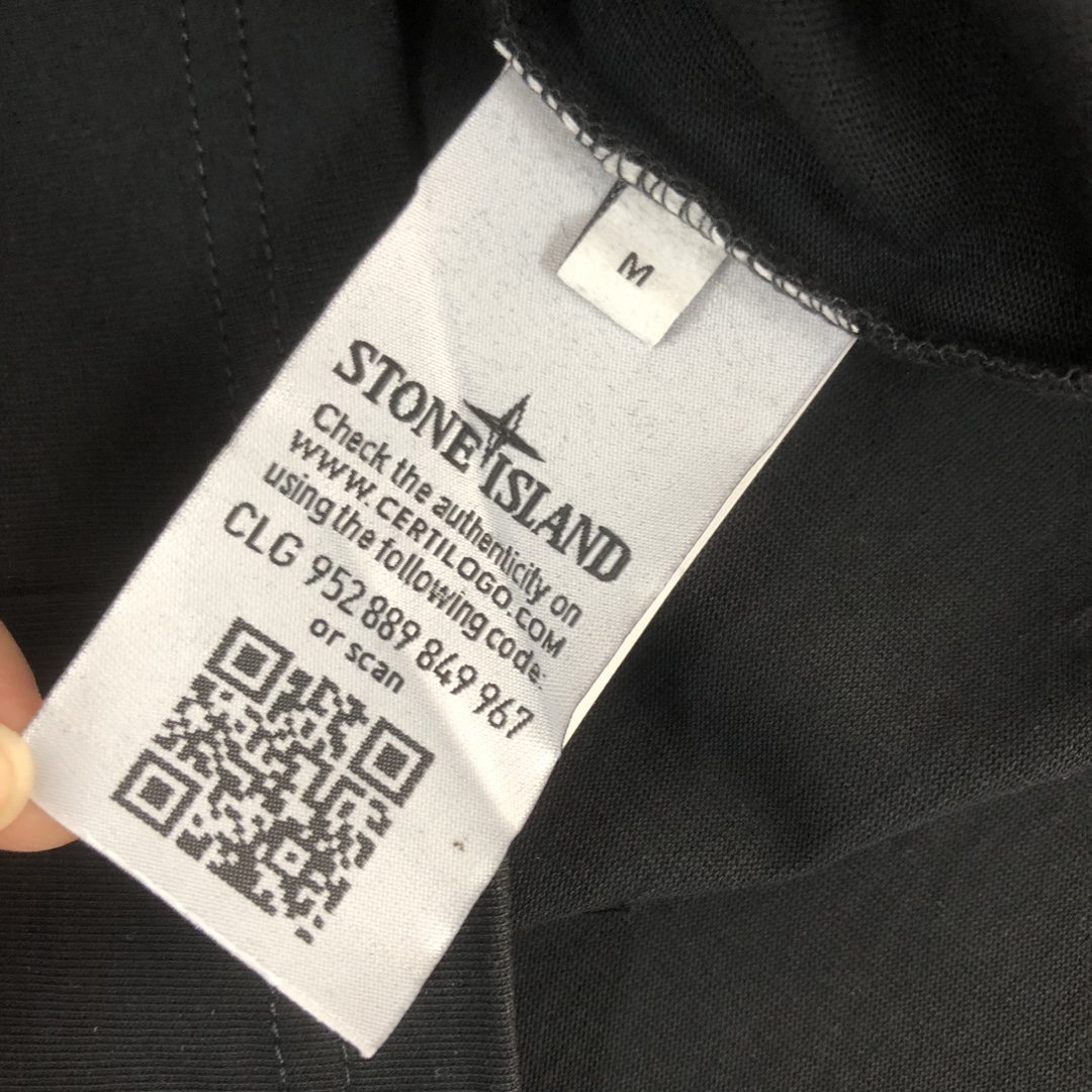 🛒购物价：88💰[原标包装吊牌齐全.260克高克重纯棉面料]品质保证质量十分不错回头客巨多.
🔥Stone Island 石头岛 最新款T恤，情侣款～原单狠货，时尚休闲爆款短t，特供定制棉质面料～ 全棉T恤 ～经过预洗 防止出现变形缩水问题 上身体感更加舒适透气  ～ 全部现货供应～独特设计风格，潮流必备单品，三标齐全👍
颜色：黑色/白色/