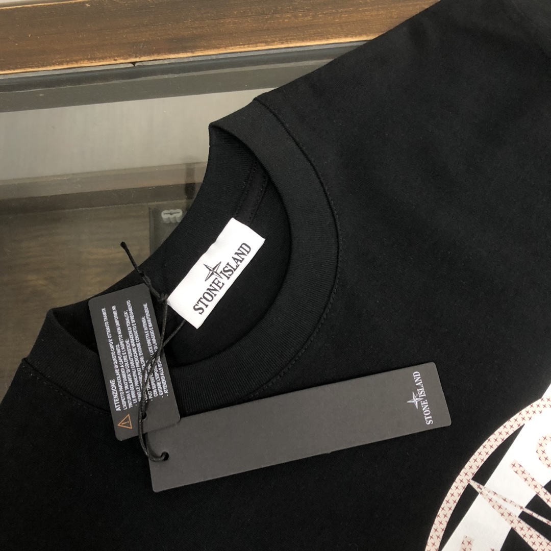 🛒购物价：88💰[原标包装吊牌齐全.260克高克重纯棉面料]品质保证质量十分不错回头客巨多.
🔥Stone Island 石头岛 最新款T恤，情侣款～原单狠货，时尚休闲爆款短t，特供定制棉质面料～ 全棉T恤 ～经过预洗 防止出现变形缩水问题 上身体感更加舒适透气  ～ 全部现货供应～独特设计风格，潮流必备单品，三标齐全👍
颜色：黑色/白色/