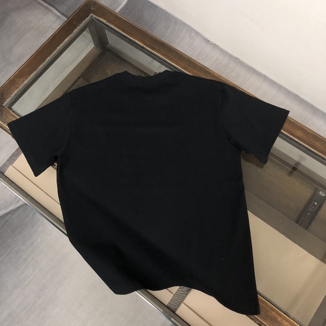 🛒购物价：88💰[原标包装吊牌齐全.260克高克重纯棉面料]品质保证质量十分不错回头客巨多.
🔥Stone Island 石头岛 最新款T恤，情侣款～原单狠货，时尚休闲爆款短t，特供定制棉质面料～ 全棉T恤 ～经过预洗 防止出现变形缩水问题 上身体感更加舒适透气  ～ 全部现货供应～独特设计风格，潮流必备单品，三标齐全👍
颜色：黑色/白色/