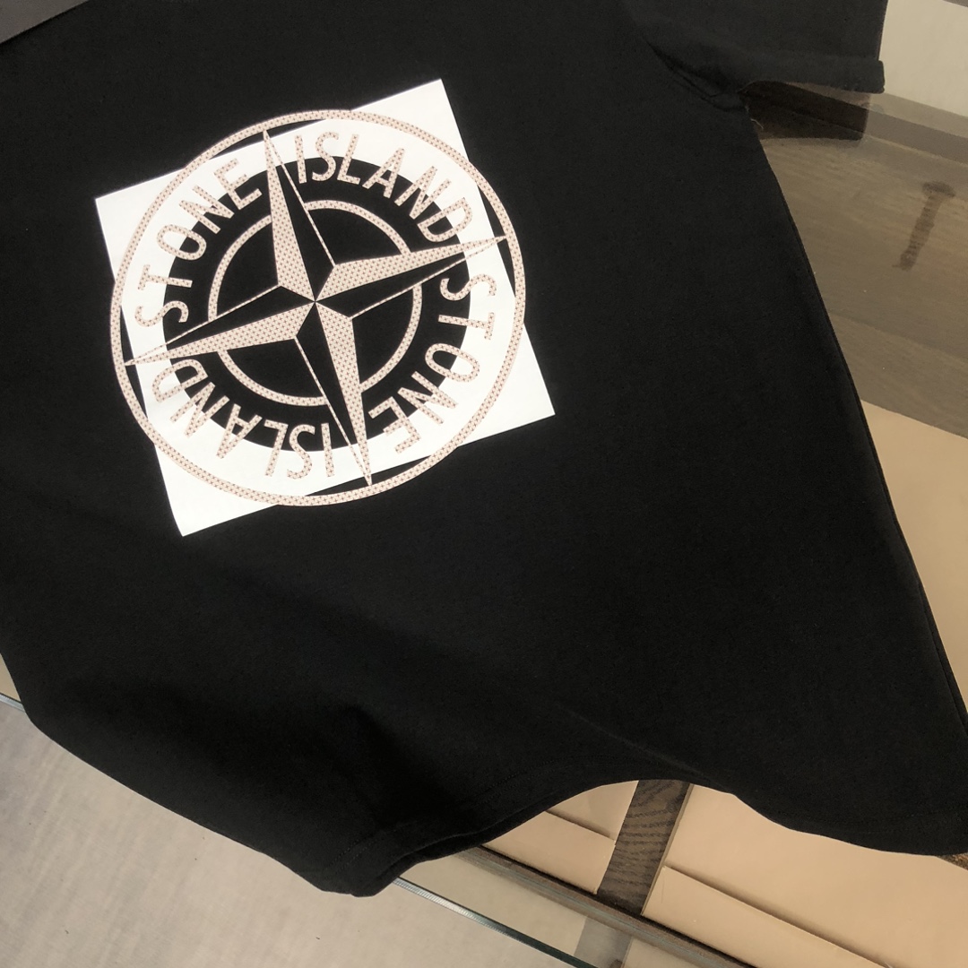 🛒购物价：88💰[原标包装吊牌齐全.260克高克重纯棉面料]品质保证质量十分不错回头客巨多.
🔥Stone Island 石头岛 最新款T恤，情侣款～原单狠货，时尚休闲爆款短t，特供定制棉质面料～ 全棉T恤 ～经过预洗 防止出现变形缩水问题 上身体感更加舒适透气  ～ 全部现货供应～独特设计风格，潮流必备单品，三标齐全👍
颜色：黑色/白色/