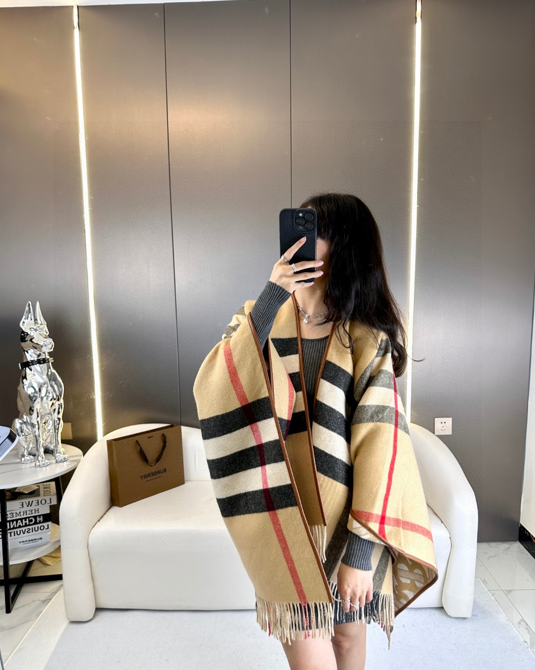 NO:168721,For high-end versions, please be sure of the real-life details. Burberry's latest double-sided jacquard cape. TB is a special logo with classic plaids, and the leather edge is also very soft and comfortable. This U-shaped wool blanket can be used as a blanket or a large jacket. It is difficult to encounter such an excellent product!  TB exclusive logo limited series!  !  !  The TB series is the official promotional channel you can find in Bur. All the original yarn threads are customized in Italian spinning, cashmere and wool sheep are combined, and the spinning period of single yarn is four months!  Because the yarn to thread weaving was later than the contract period, the transaction was postponed, and only one part of the goods had been sold. You know, the hand was invincible and only those who had gone to the UK had this raw material, made of wool and sheep mixed with wool, and you could go out as soon as you put it on!  Very super-hardened, just put on the jacket. Wool cashmere ingredients, super warm, specifications 140x140cm, high-version scarf, burberry, jackets & coats, blankets, shawls19860909高版本,请认准实拍细节 Burberry最新款双面提花斗篷大披肩  TB属专标识配经典格子,皮边也是很柔软很舒服的.这款U型绒羊毛毯,能当毯能子当一件大外套,很难遇这到样的极好品货！TB 专属标志限量系列！！！TB系列是你找的到的Bur官方宣传渠道部全都是C位主打,原纱料线全部专柜定制意大利纺纱,羊绒与毛羊结合,单纱线的纺纱期就足足有四个月！由于纱到线织造比合同期晚导致成交品延期,仅走了一分部大货,你们懂得～手简感直无敌只有走英国单的才会有这种原料,绒羊与羊混毛纺材质、一披即出门！好超驾驭,当外套披在身上就好.羊毛羊绒成分,超级保暖,规格140x140cm,高版本围巾,burberry,jackets & coats,blankets,shawls,scarf