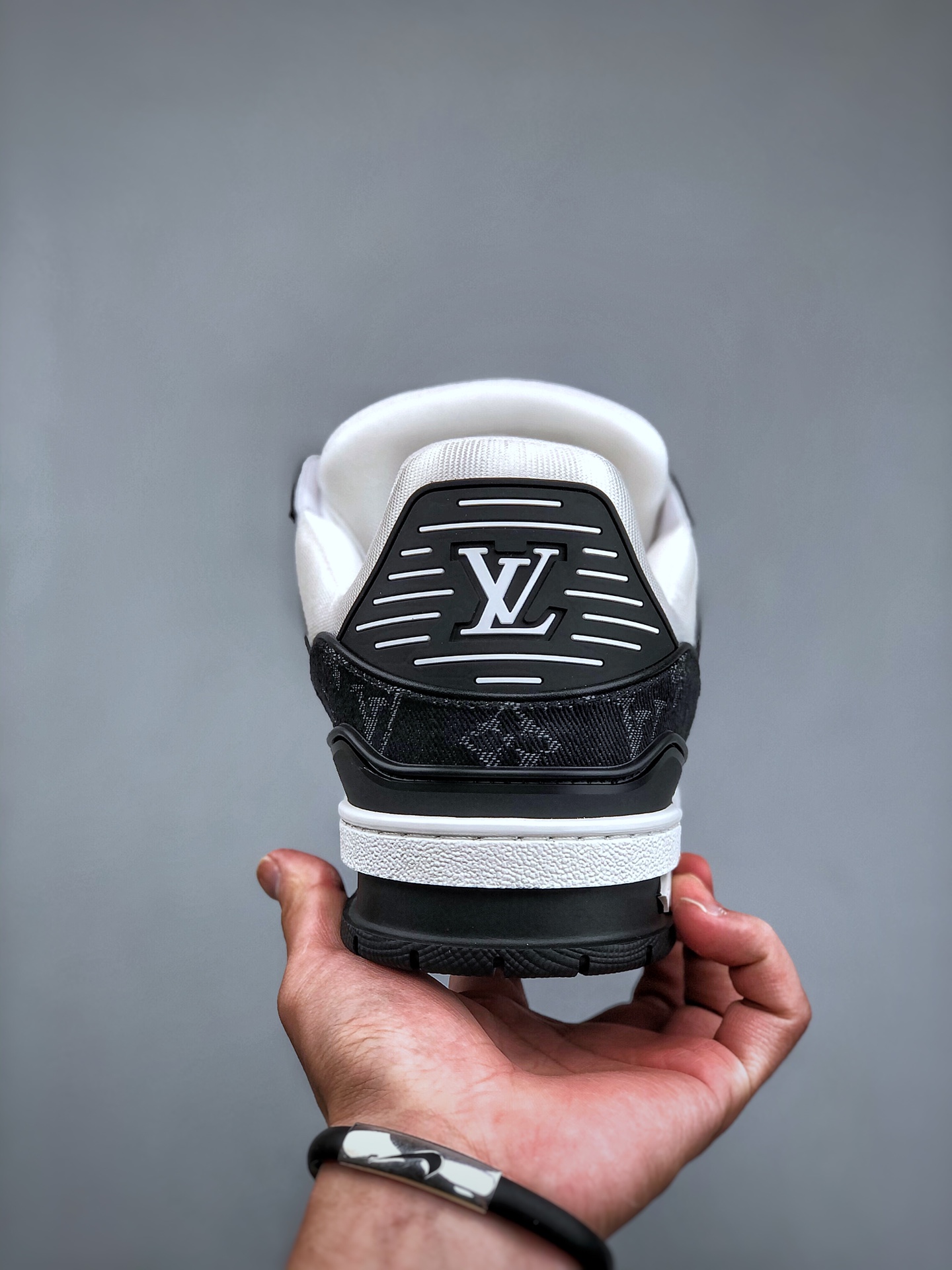 Virgil Abloh亲自操刀设计全新LV路易威登Louis Vuitton Trainer Sneaker Low休闲运动文化百搭篮球板鞋