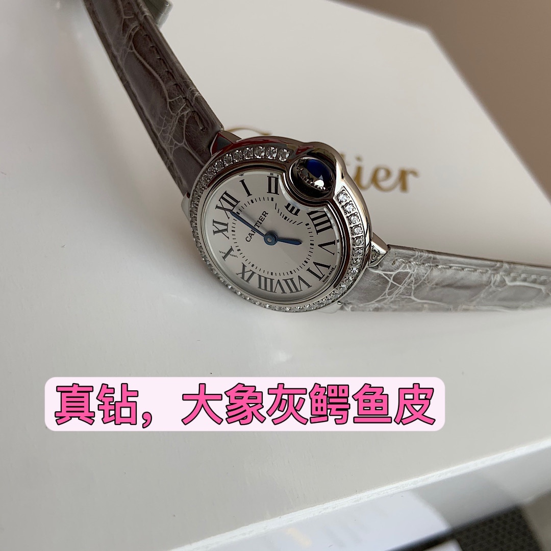 批💰1250配盒
定制版本:大象灰色鳄鱼皮.卡地亚真钻蓝气球欧洲渠道,每到年底国外很多代工都会流点这种很贵的表出来,同属石英机芯,28mm表盘。在外圈镶钻就一整个高级感,独特感,辦识度感拉到满!没有哪位小姐姐“喜欢拒绝有闪又高级的手表函吧。表壳镶嵌49颗vs1.2真钻!每只都有国家机构出具的证书,确保每一块都是真材实料真钻石,参数具体详尽,远非市场那些假证书可比,每一张证书的检测编号都是唯一编号,一一对应,绝无重复,机构官方网站可查阅!这个价格买钻石都值,更不要说买这个牌子的表,没人会做这个亏本生意去仿,送礼是绝对赞到爆!要的速度了
