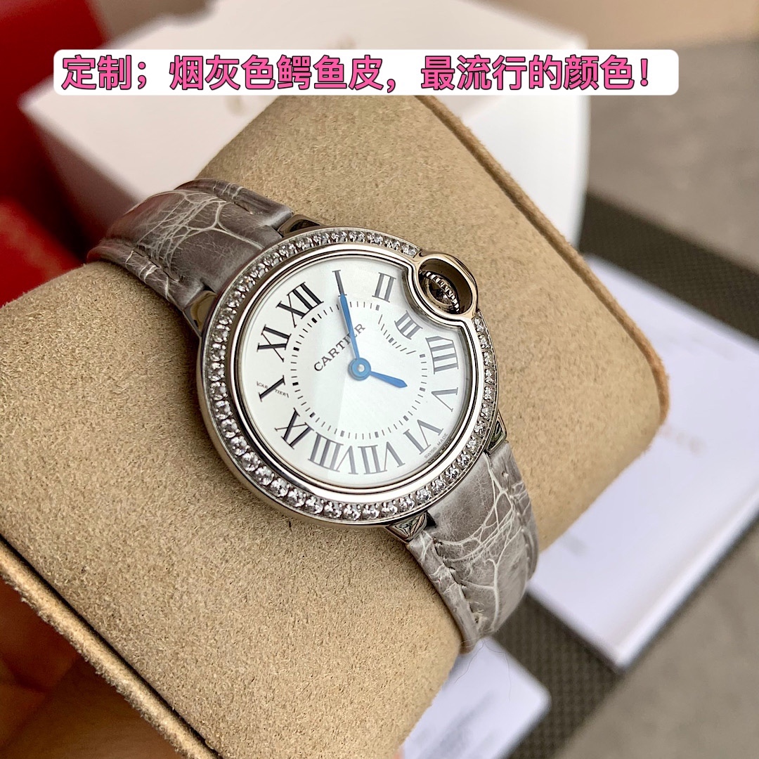 批💰1250配盒
定制版本:大象灰色鳄鱼皮.卡地亚真钻蓝气球欧洲渠道,每到年底国外很多代工都会流点这种很贵的表出来,同属石英机芯,28mm表盘。在外圈镶钻就一整个高级感,独特感,辦识度感拉到满!没有哪位小姐姐“喜欢拒绝有闪又高级的手表函吧。表壳镶嵌49颗vs1.2真钻!每只都有国家机构出具的证书,确保每一块都是真材实料真钻石,参数具体详尽,远非市场那些假证书可比,每一张证书的检测编号都是唯一编号,一一对应,绝无重复,机构官方网站可查阅!这个价格买钻石都值,更不要说买这个牌子的表,没人会做这个亏本生意去仿,送礼是绝对赞到爆!要的速度了